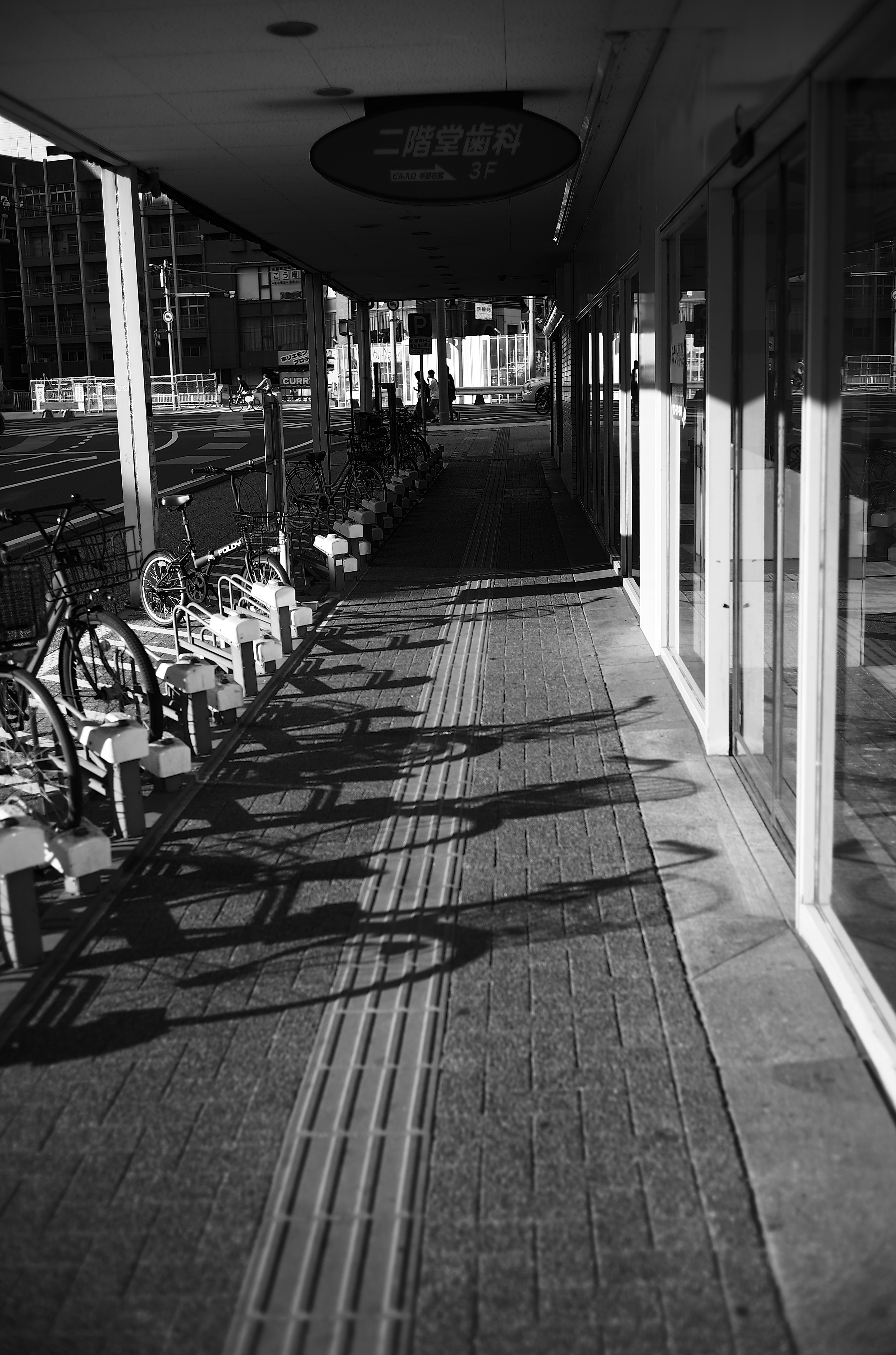 自転車が並ぶ屋根付き通路のある駅構内