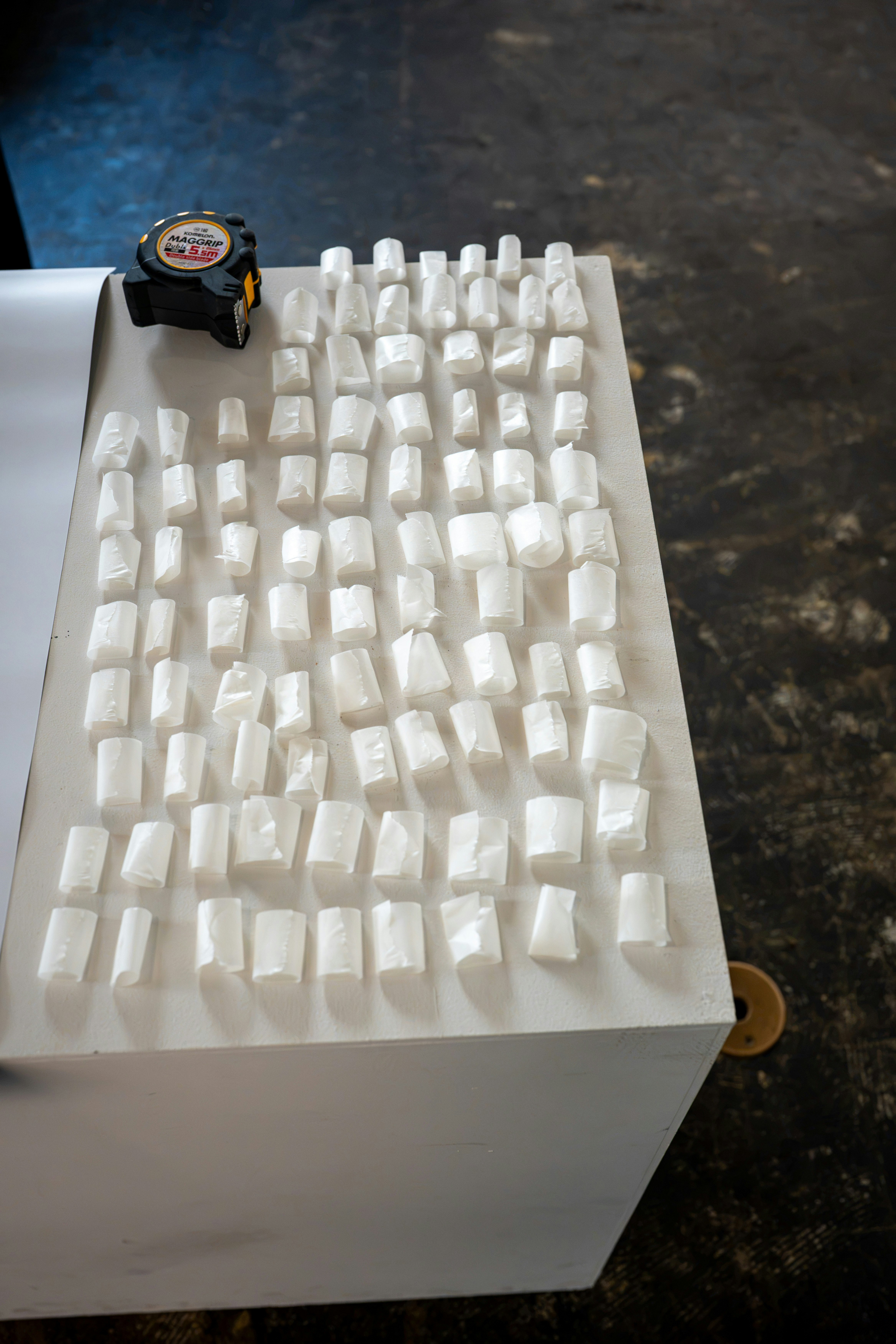 白色托盘上摆放的小瓶和测量仪器的桌面
