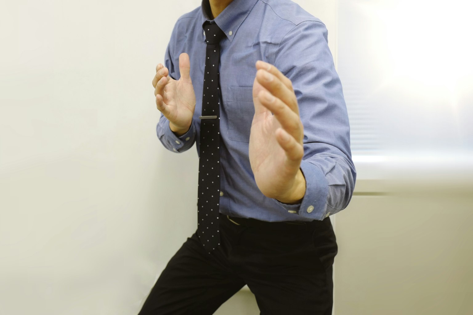 Uomo in camicia formale che assume una posa