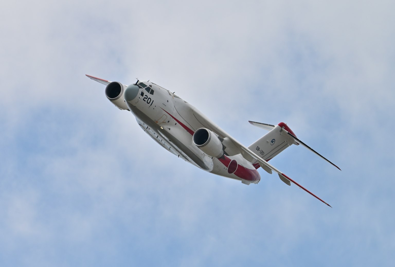 Un aereo bianco che vola nel cielo