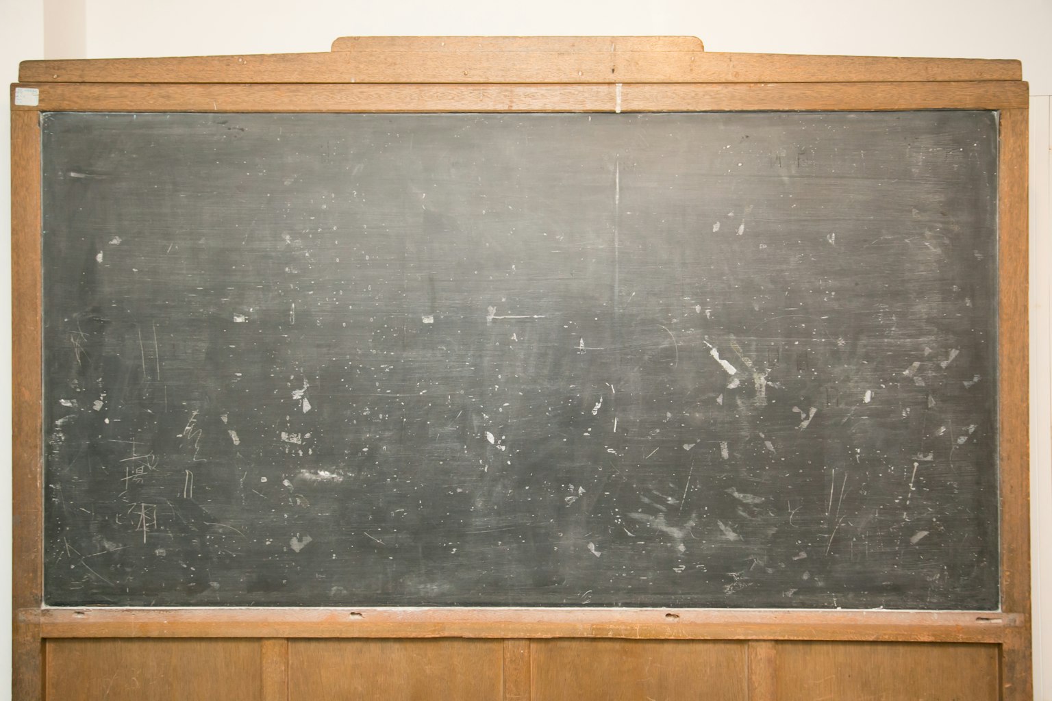 fondo de aula simple con una pizarra y un marco de madera