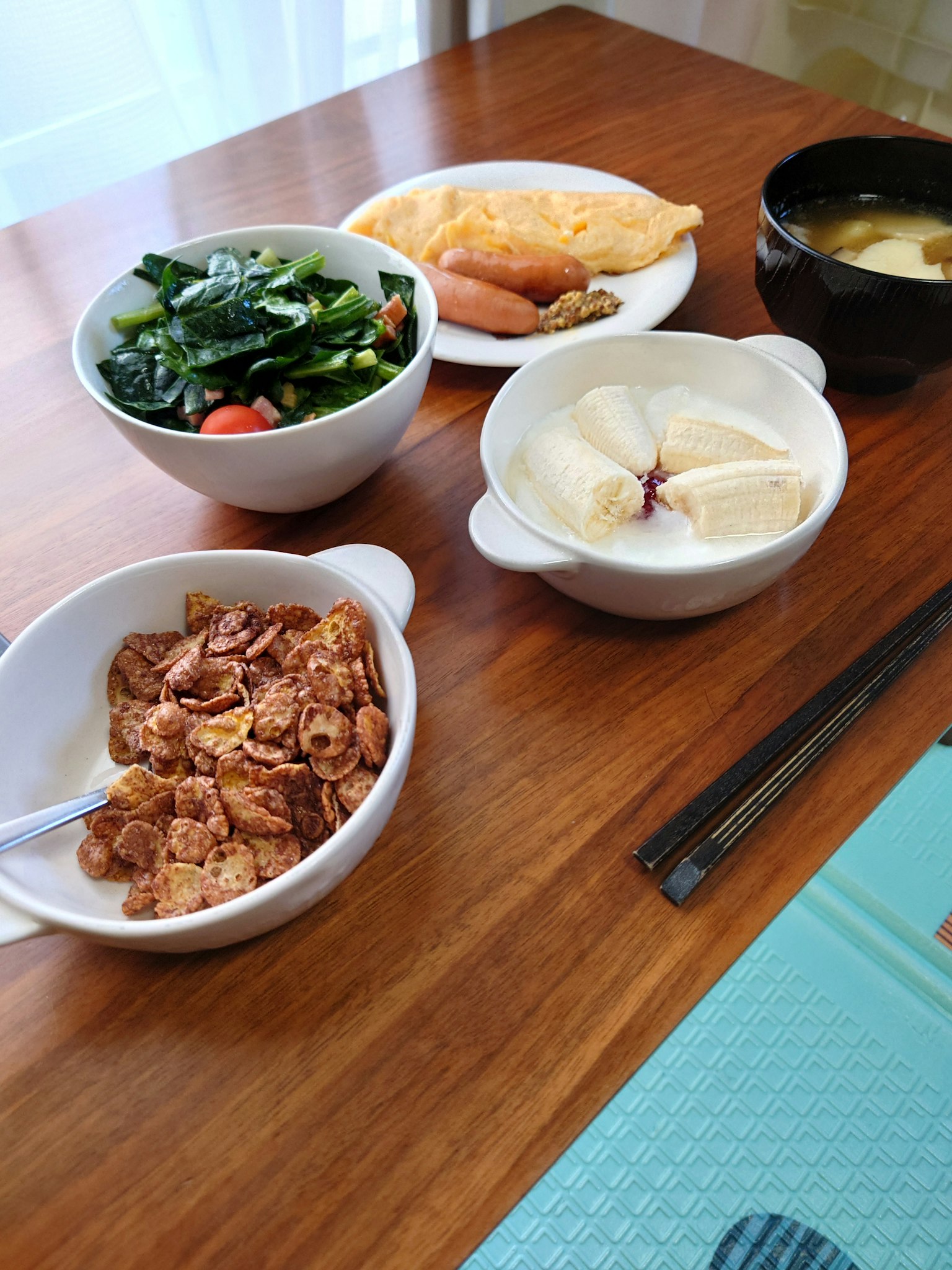 테이블 위에 놓인 건강한 아침 식사 다양한 채소 샐러드와 오믈렛 말린 생선과 미소국 후식으로 과일이 포함된