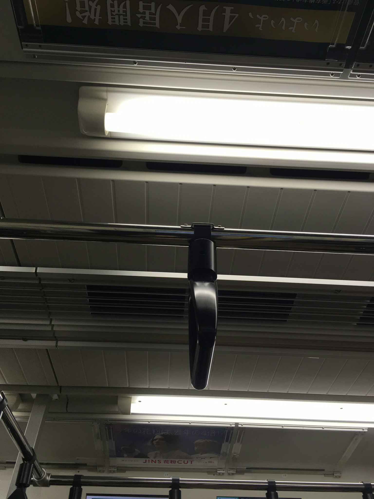 Asa de metro y luces del techo