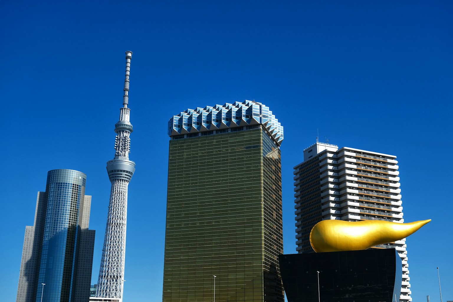 Tokyo Skytree e la fiamma dorata della torre Asahi Beer