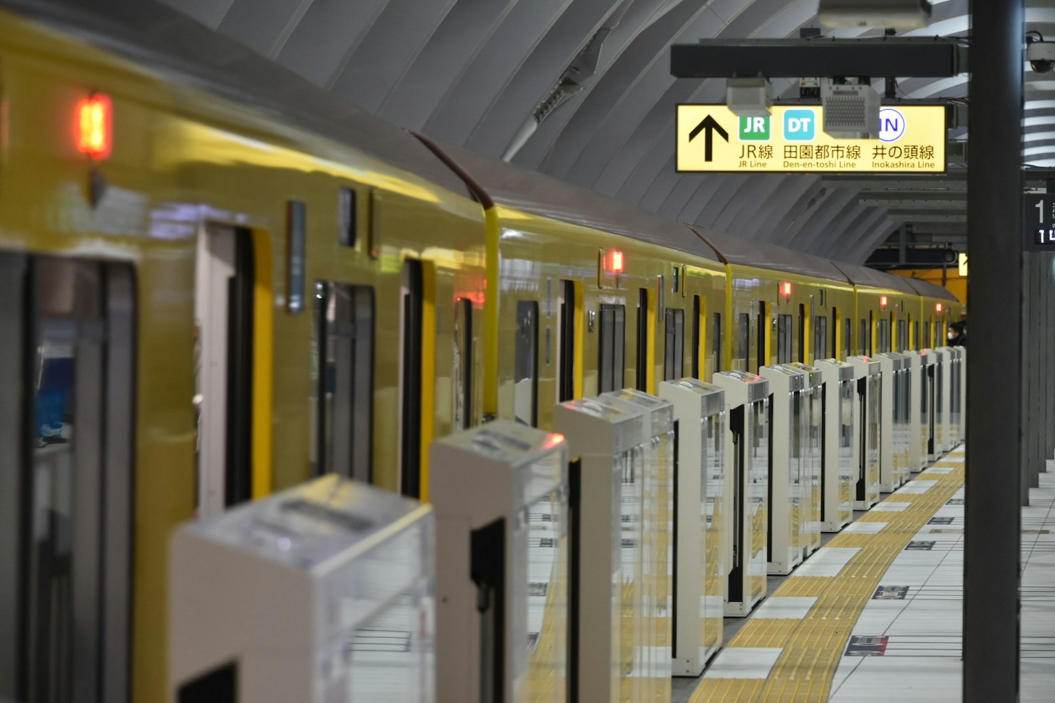 有黃色列車和方向標誌的平台