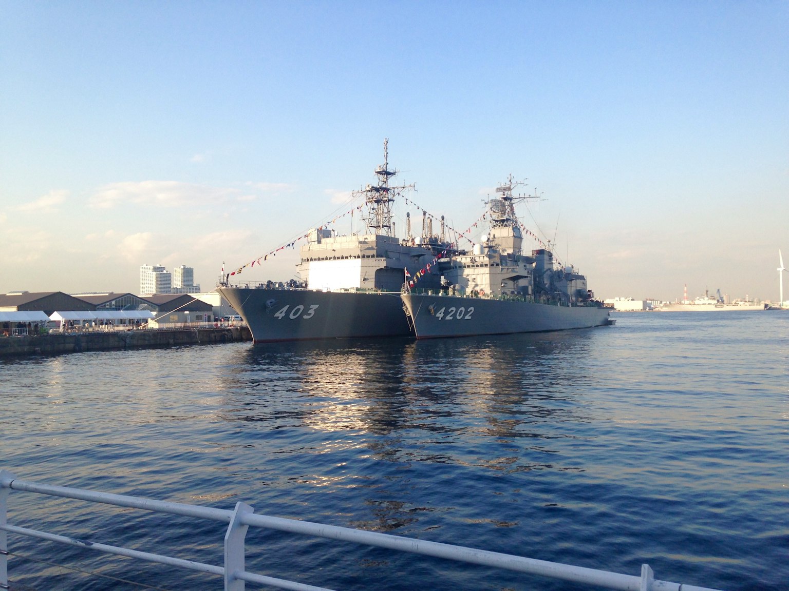 海上停泊的軍艦圖像，背景為藍天