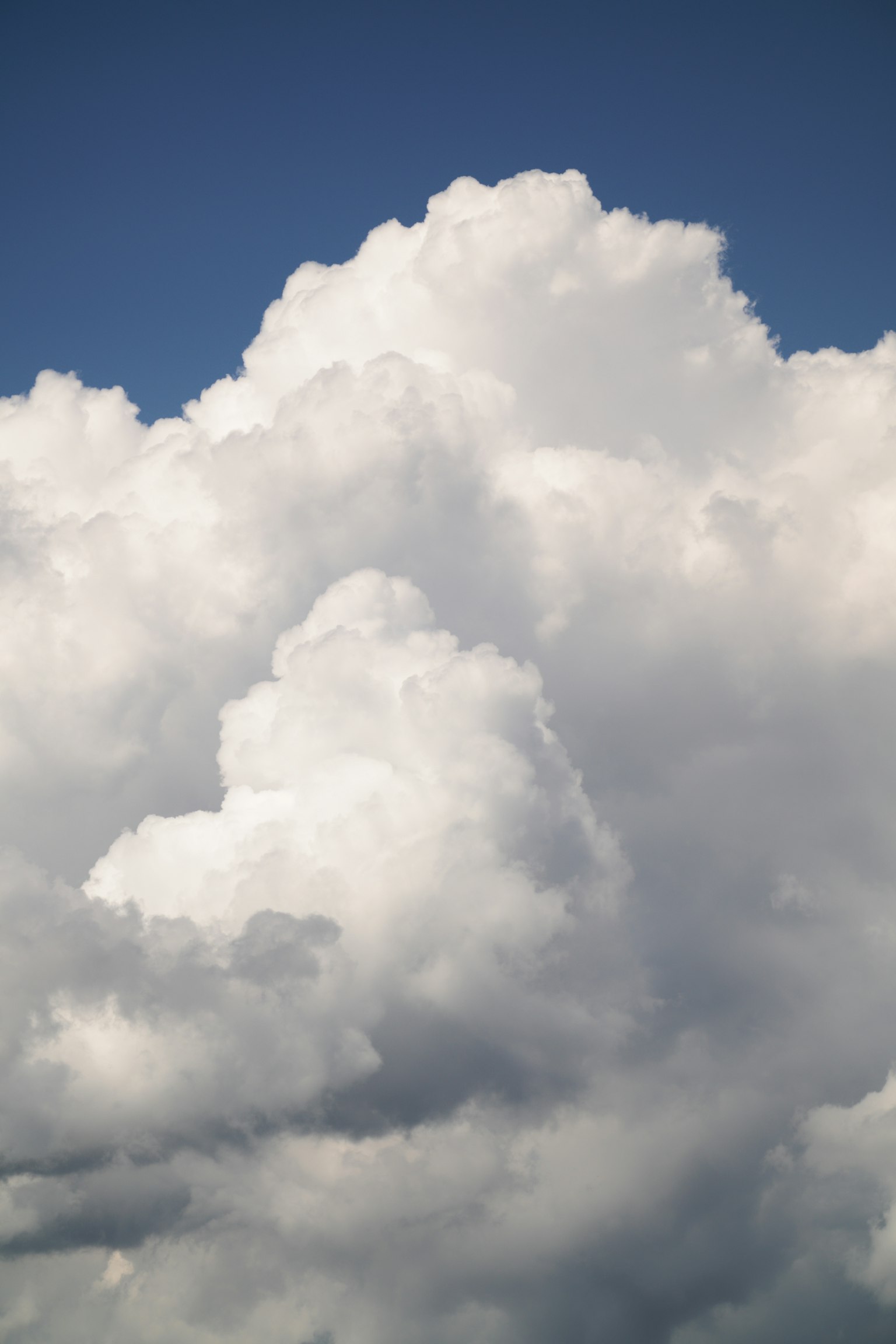 Nuvole bianche soffici contro un cielo blu