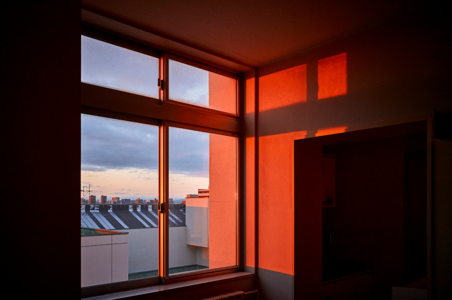 ภายในห้องที่มีหน้าต่างแสดงแสงพระอาทิตย์ตก