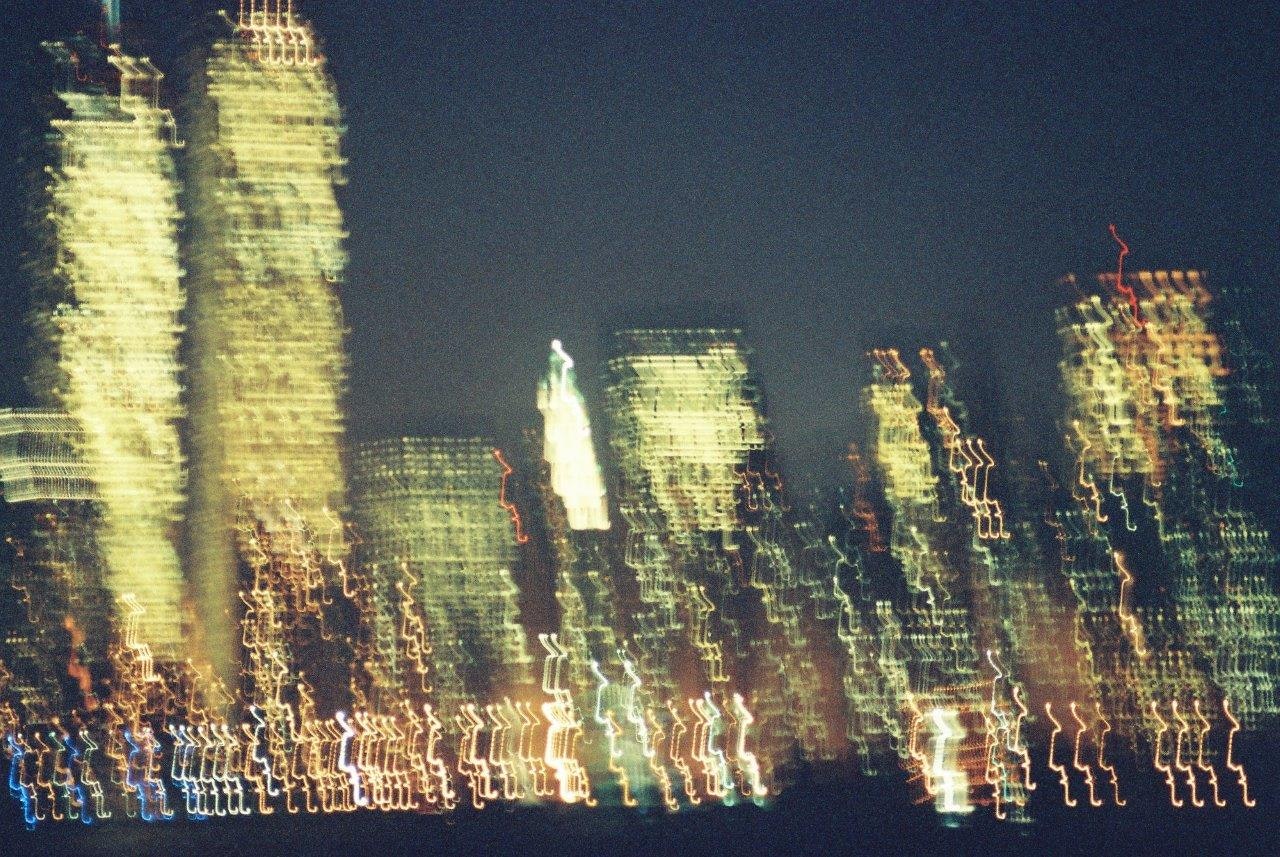 夜の都市ビル群と光の点滅が連なる夜景