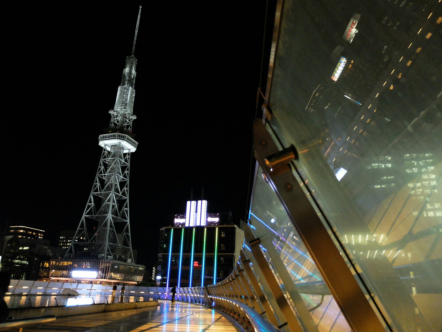 名古屋电视塔和夜景在玻璃建筑中的倒影