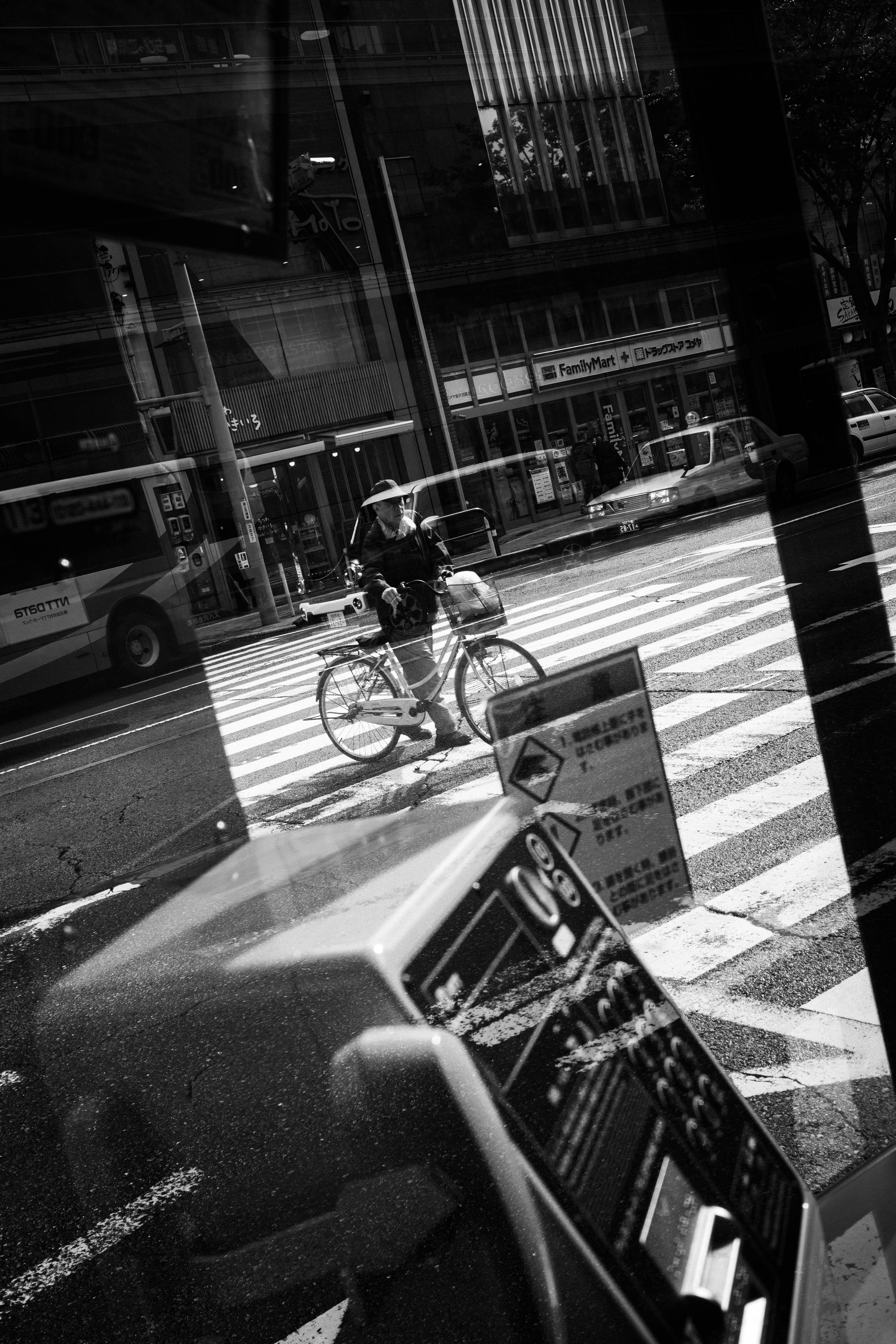 Sudut jalan monokrom dengan zebra cross dan sepeda