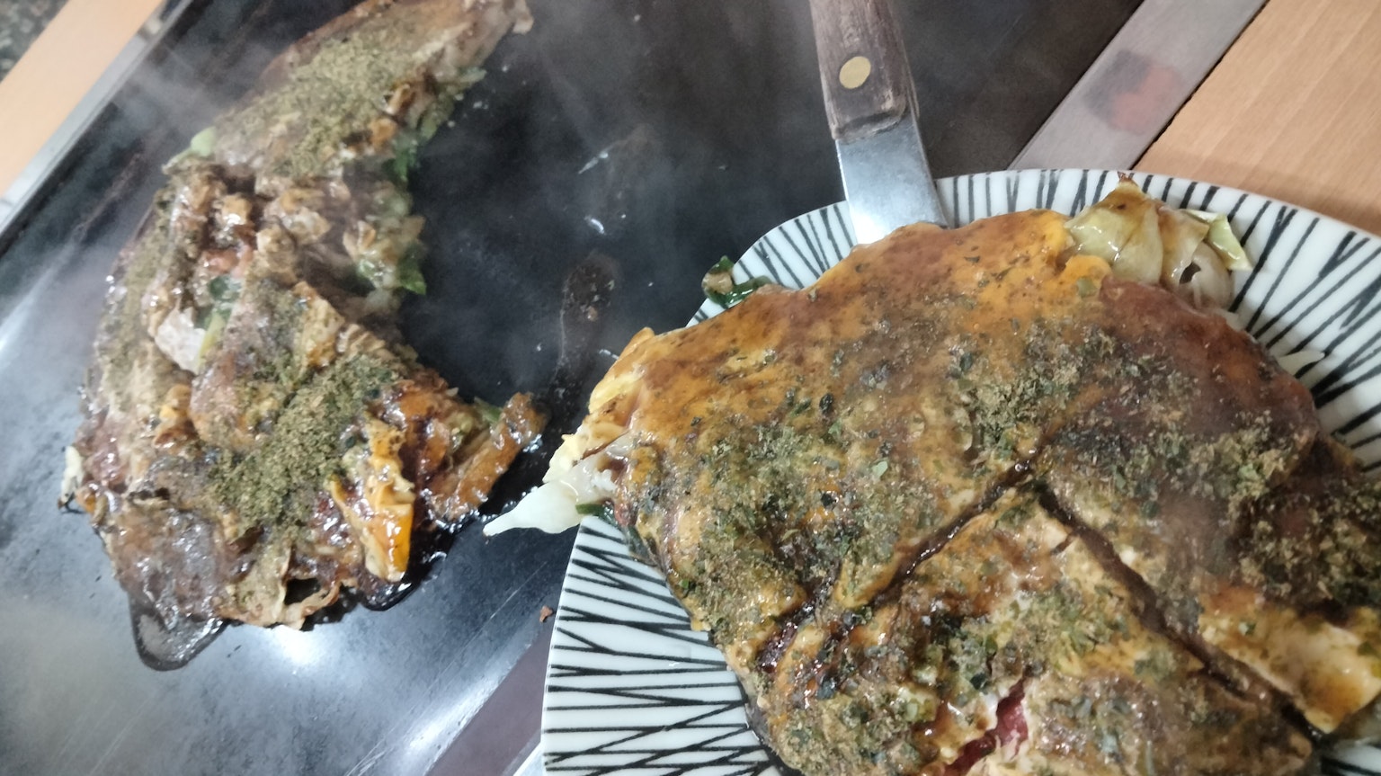 盘子上的烤鱼旁边有一把刀