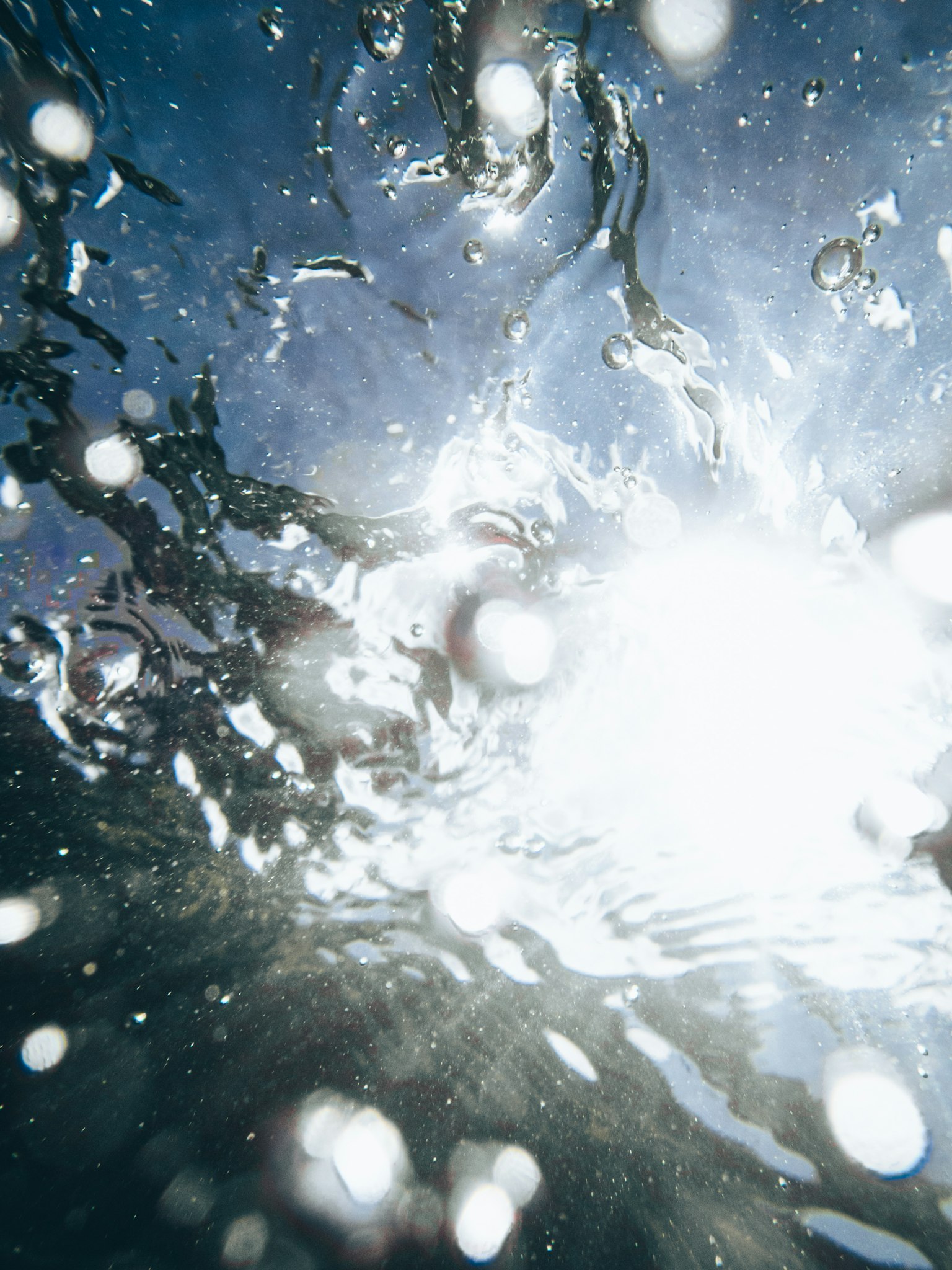 Unterwasserbild mit Lichtreflexionen und Spritzern