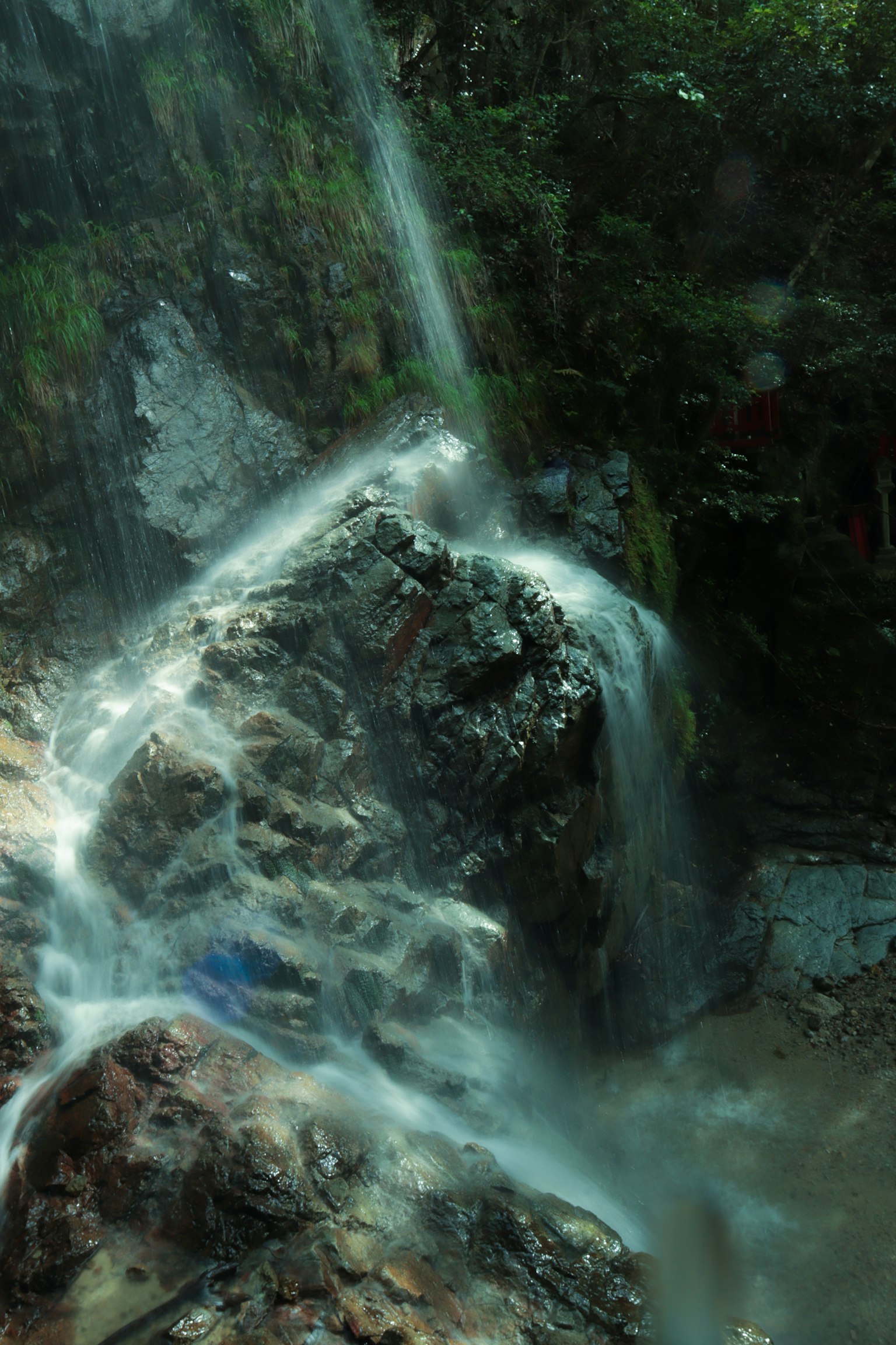 郁郁葱葱的风景，展示了瀑布的流动和岩石的细节