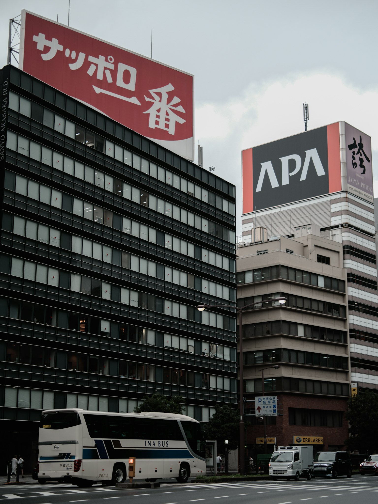 Blick auf ein Gebäude mit Sapporo Ichiban-Schild und das APA-Hotelgebäude