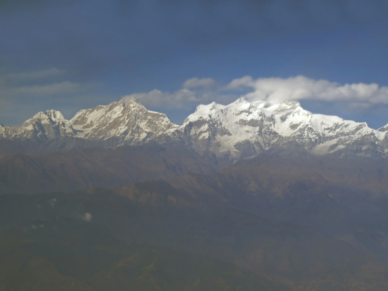 Gunung bersalju di bawah langit biru