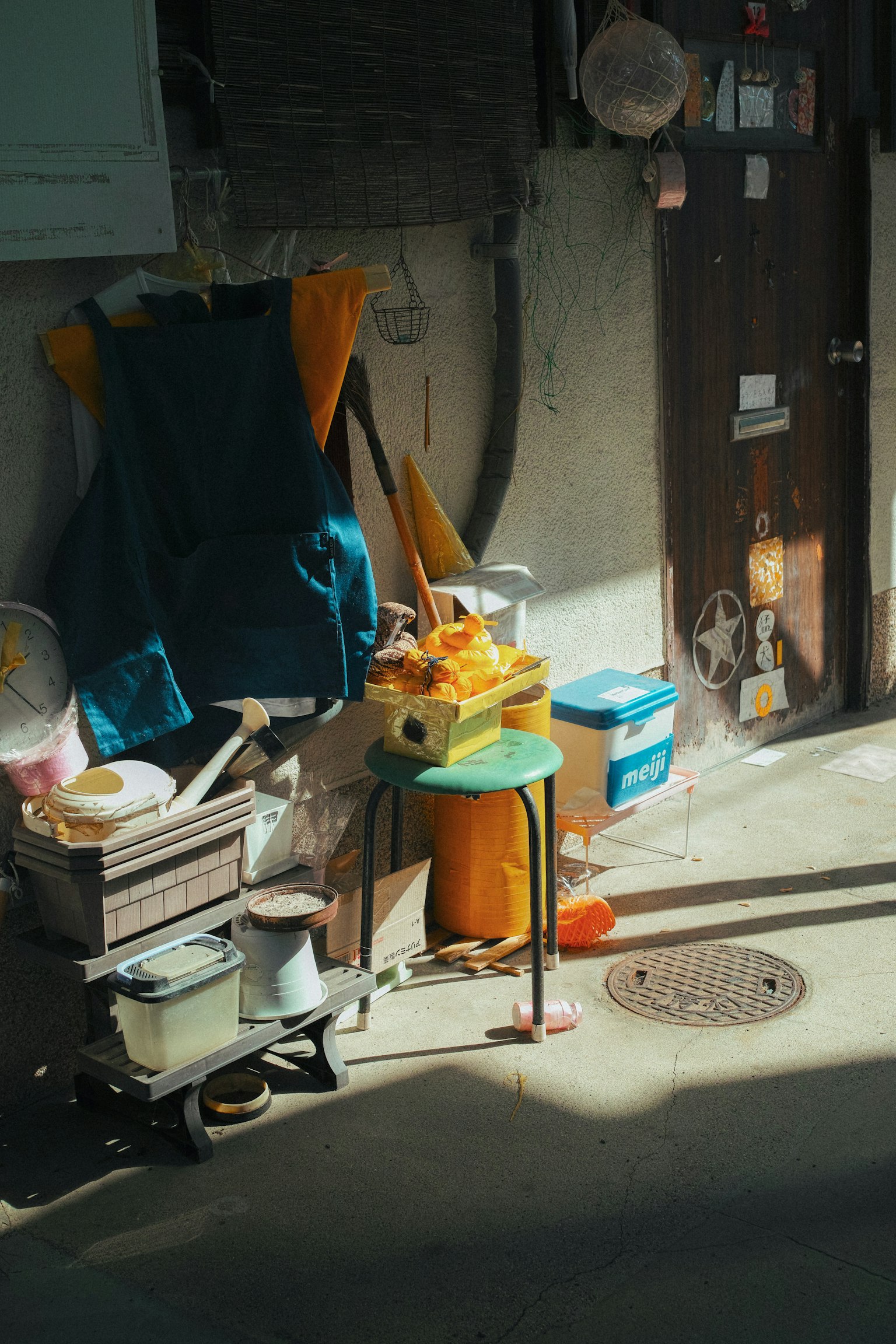 Una escena de un callejón estrecho con un delantal azul y herramientas coloridas esparcidas