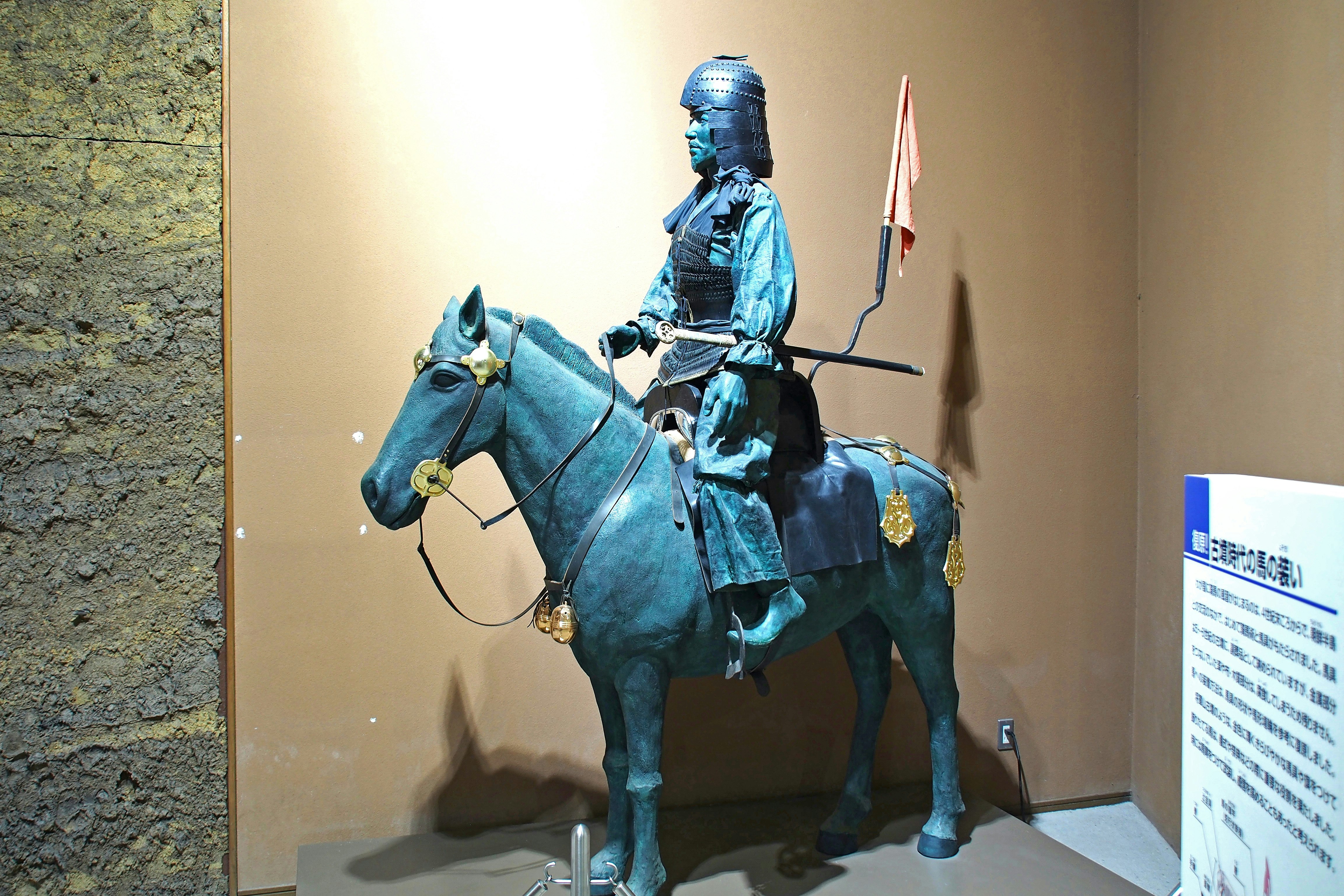 博物馆展柜里的蓝色骑马雕像