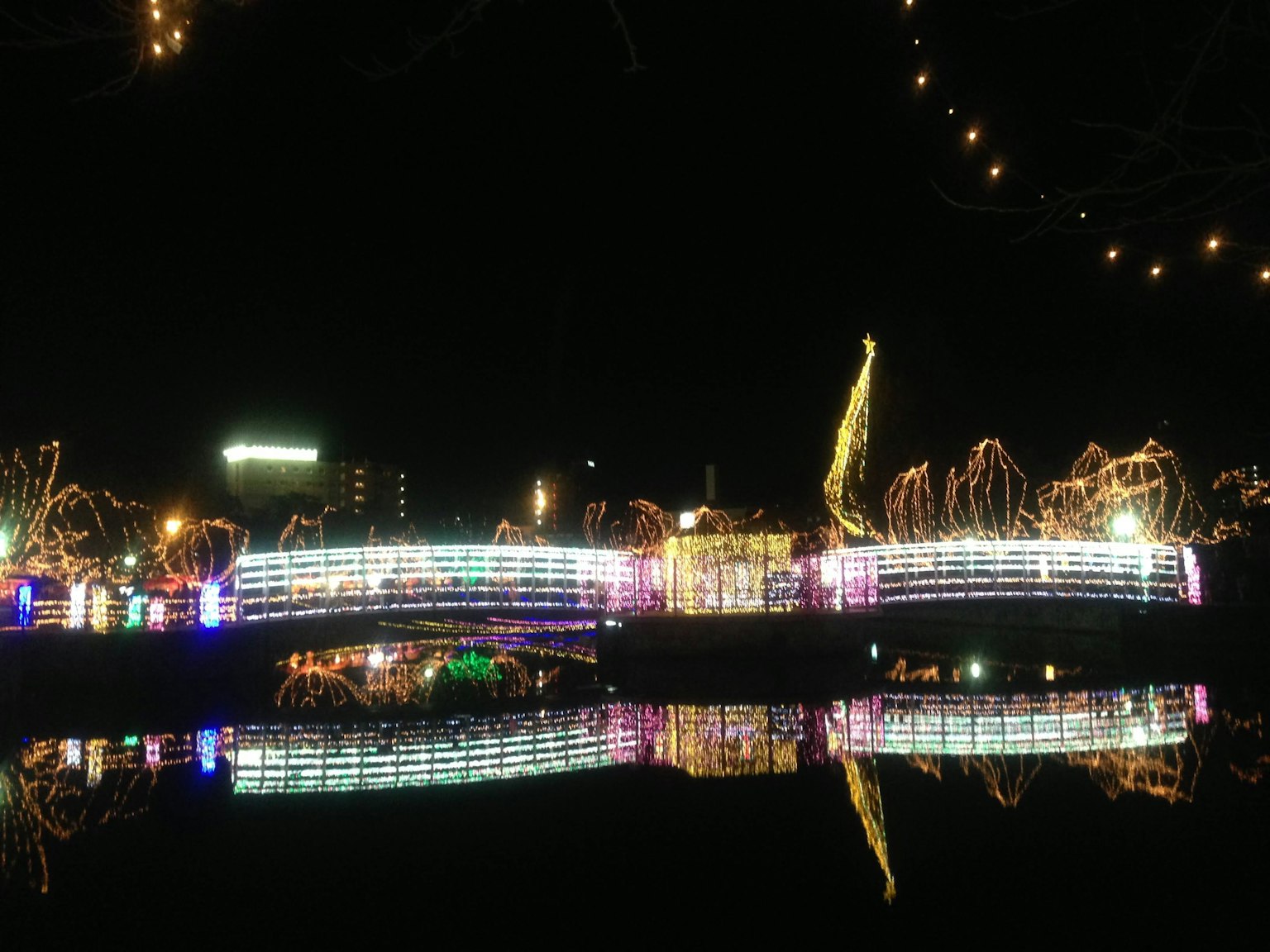 夜晚河中映照的彩色灯光桥