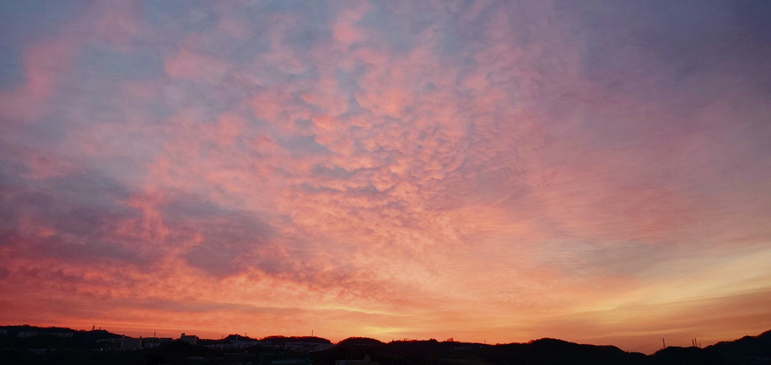 美麗的夕陽天空，粉色和橙色的雲彩