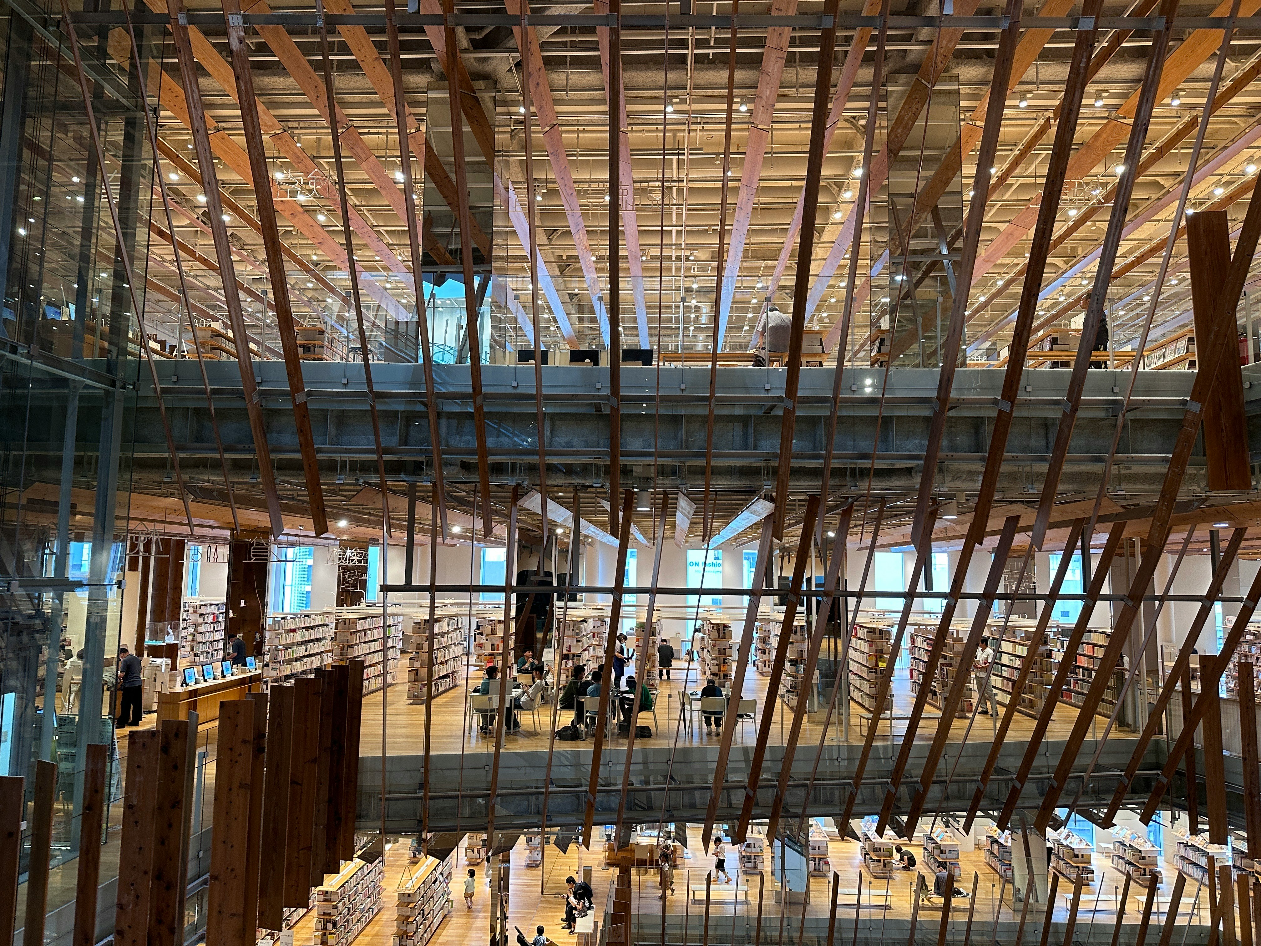 富山市立ガラス美術館の図書館併設エントランス空間