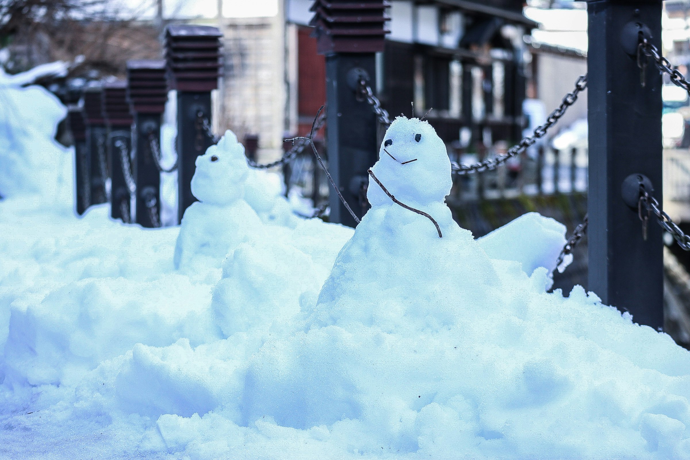 雪の庭で鎖につながれた小さな雪だるま