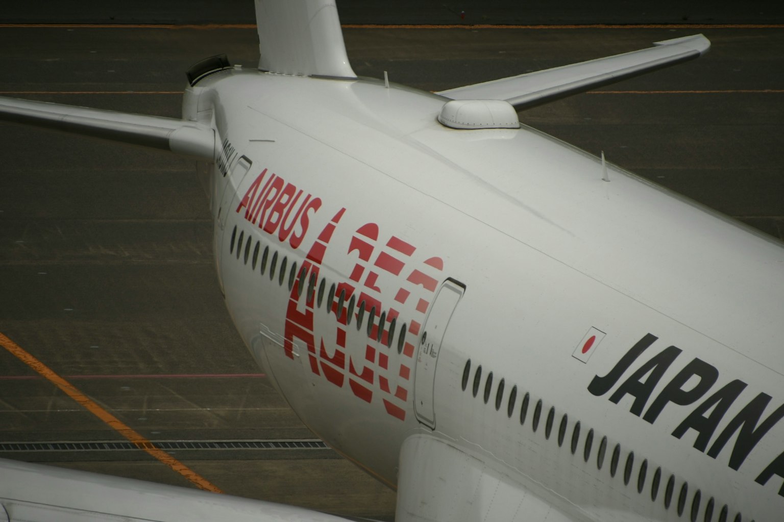 Seitenansicht eines Japan Airlines Flugzeugs mit rotem Logo