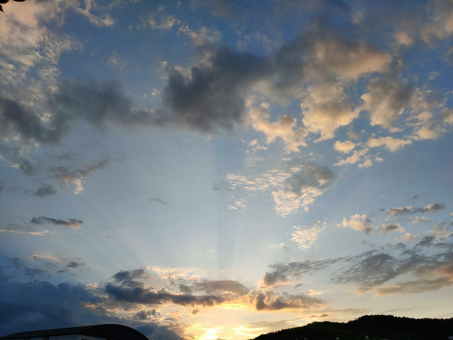 Un cielo straordinario con nuvole illuminate da un tramonto