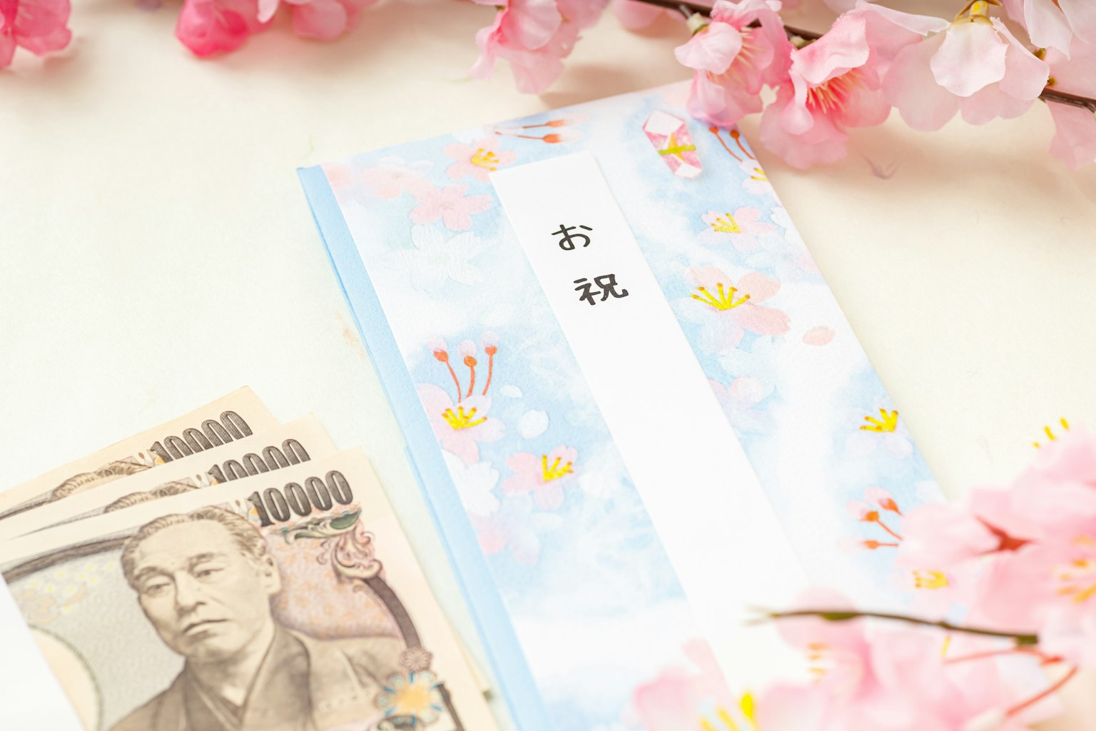 Phong bì chúc mừng Nhật Bản với tờ tiền mười nghìn yên được bao quanh bởi hoa anh đào