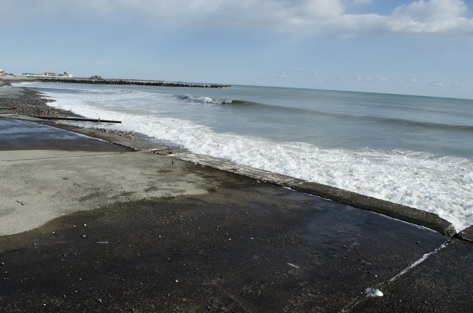 Paysage de plage serein avec des vagues douces et un ciel clair