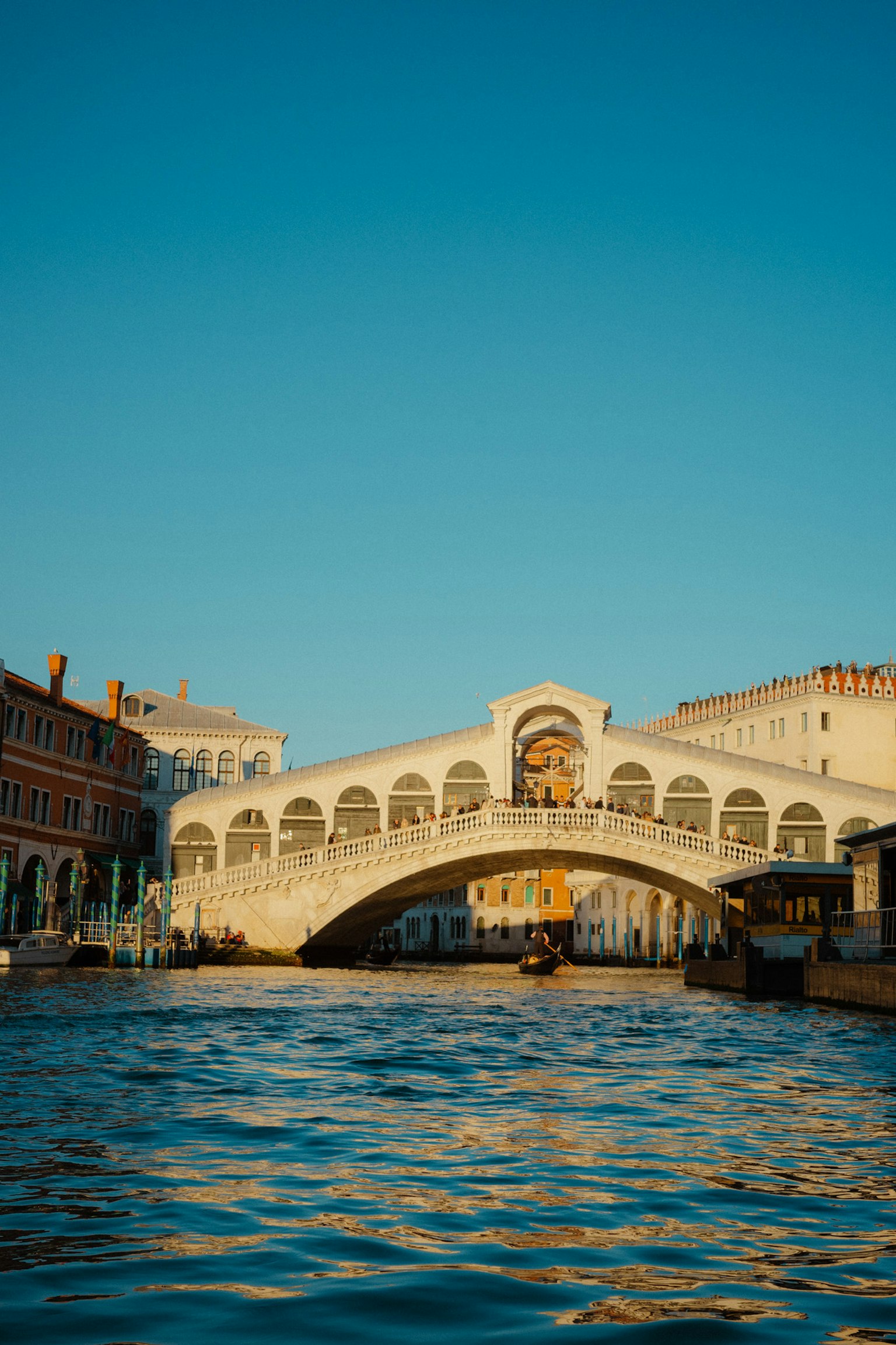 Hermosa vista del Puente de Rialto bajo un cielo azul claro