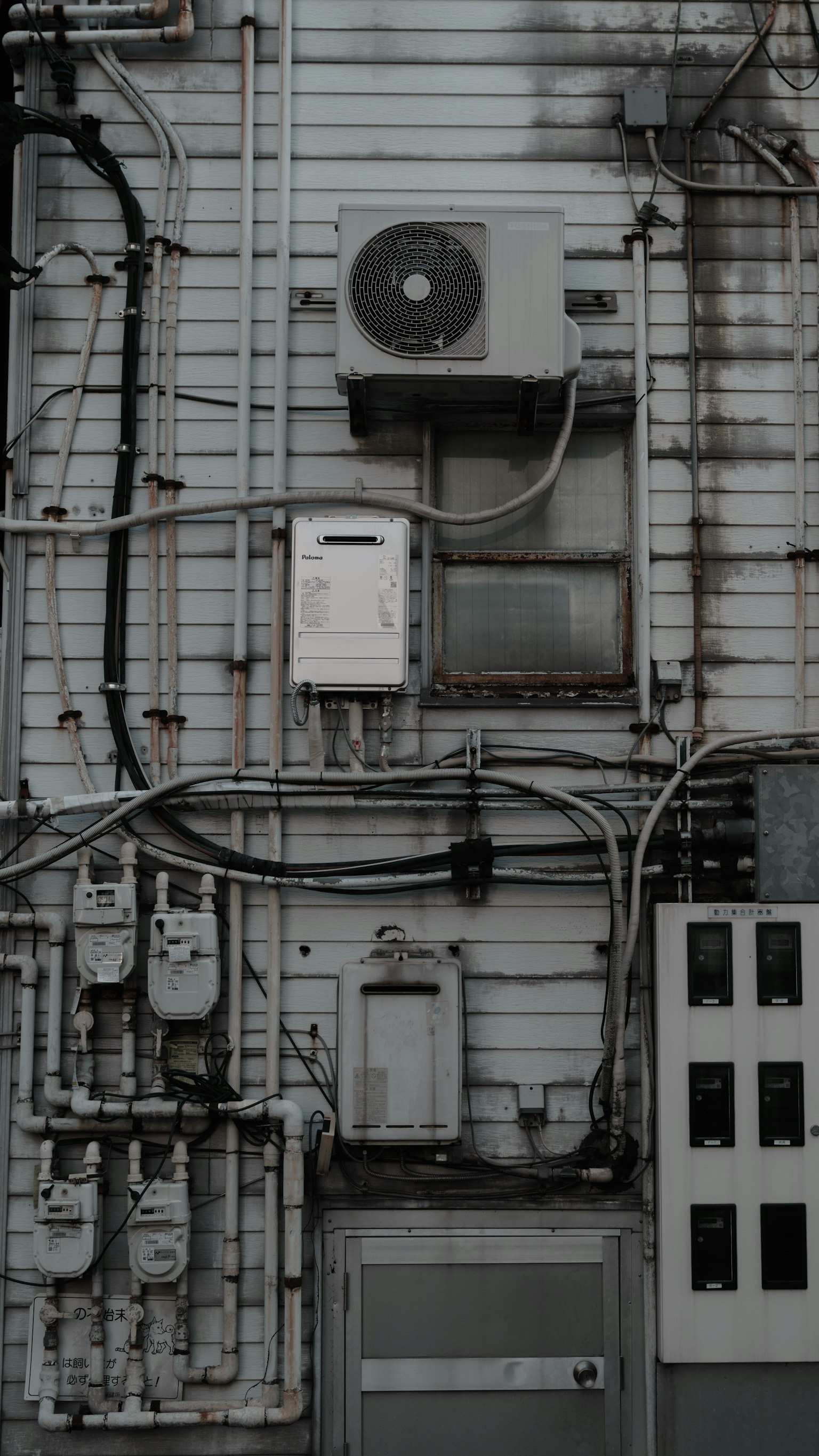 Vista detallada de una unidad de aire acondicionado y cableado en una pared