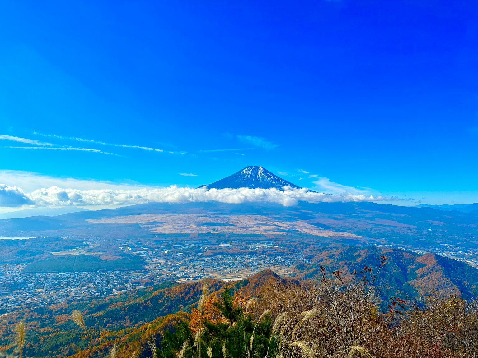 ทิวทัศน์แบบพาโนรามาของภูเขาและเมืองใต้ท้องฟ้าสีฟ้าที่สวยงาม