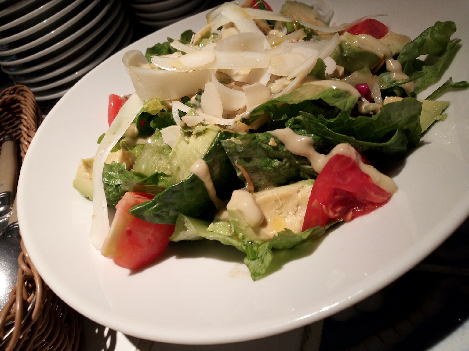 Assiette de salade avec des légumes frais et des tomates