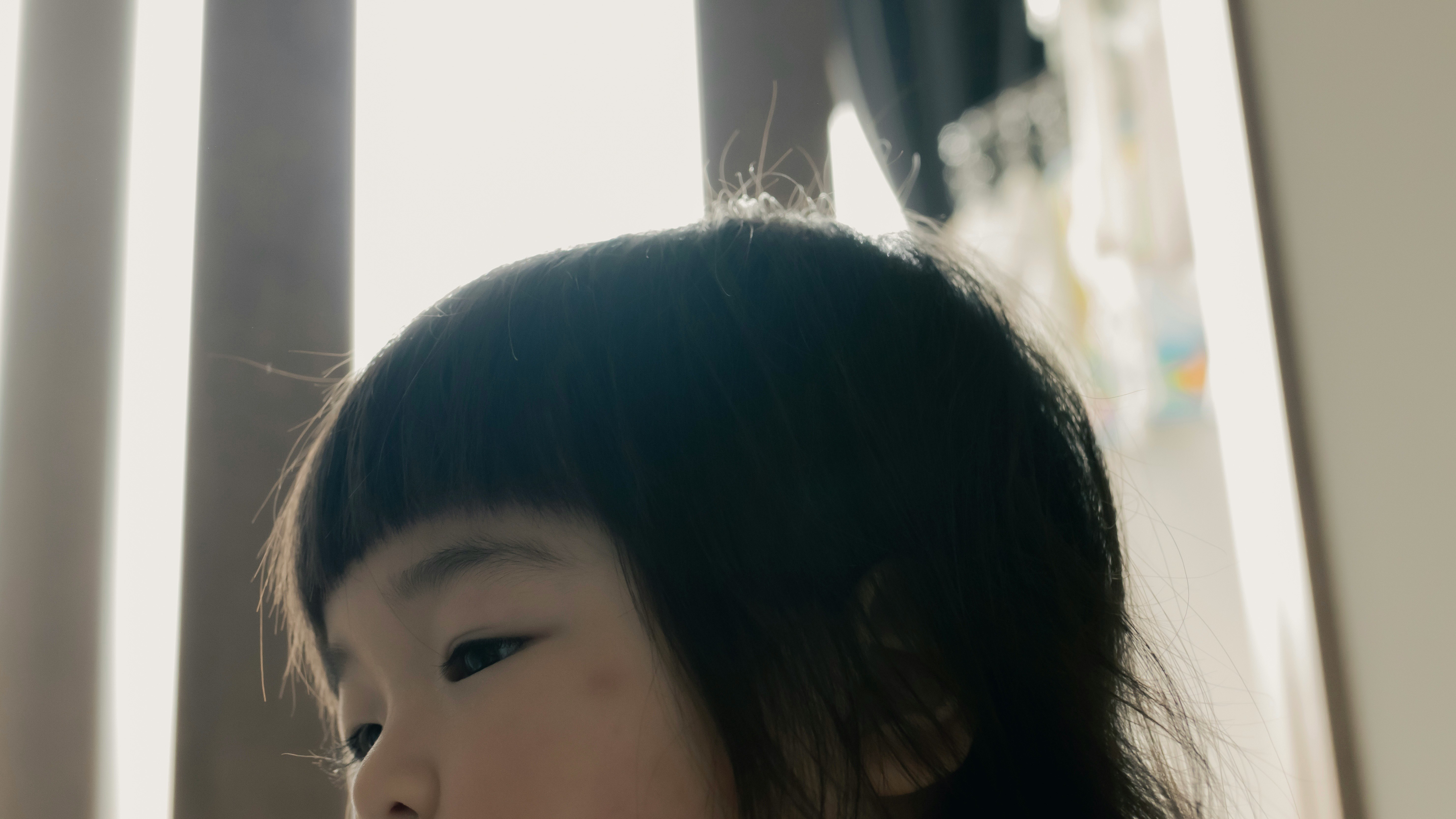 オン眉の黒髪おかっぱ頭の人物の横顔