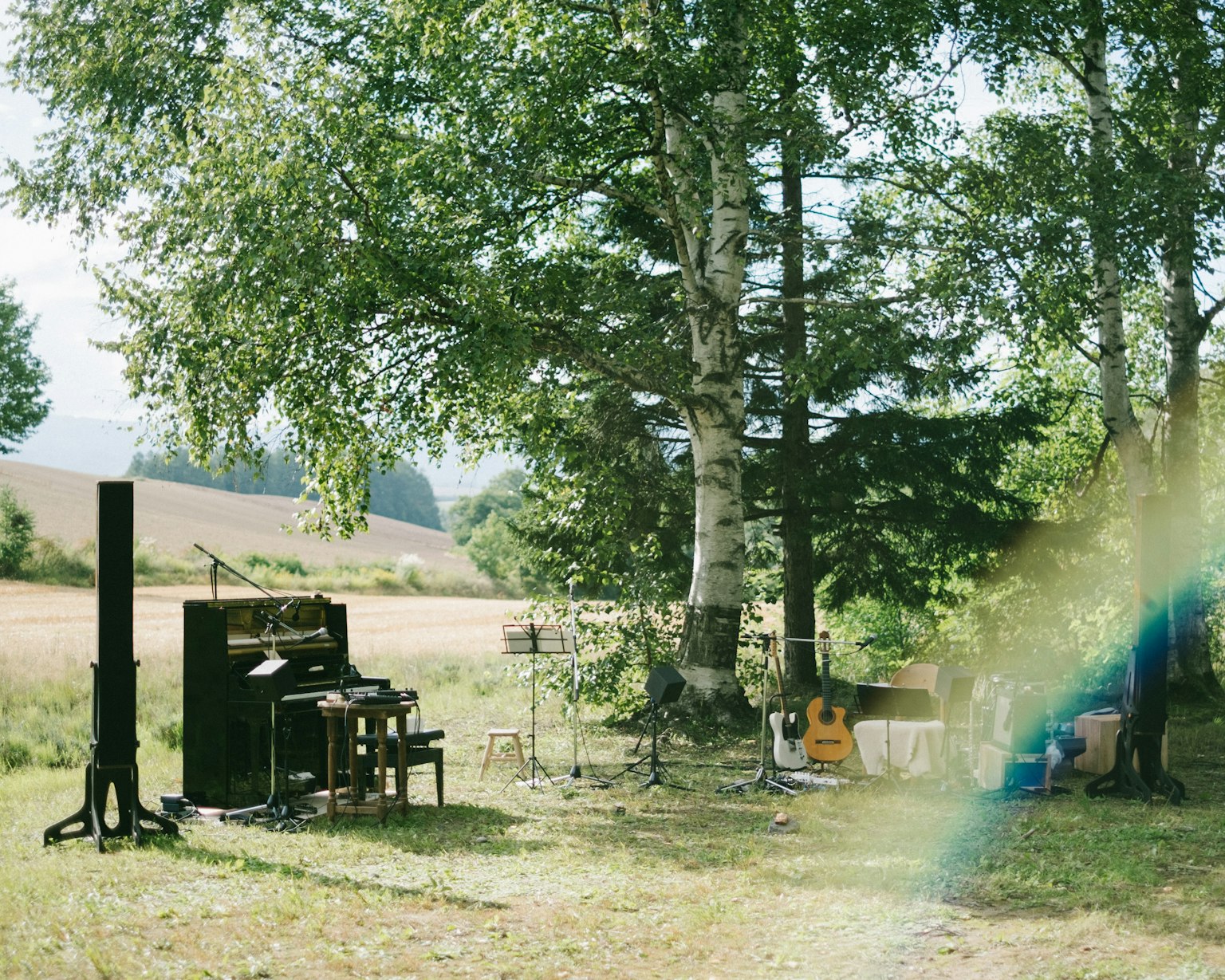 Installation d'instruments de musique et d'équipements dans un cadre naturel