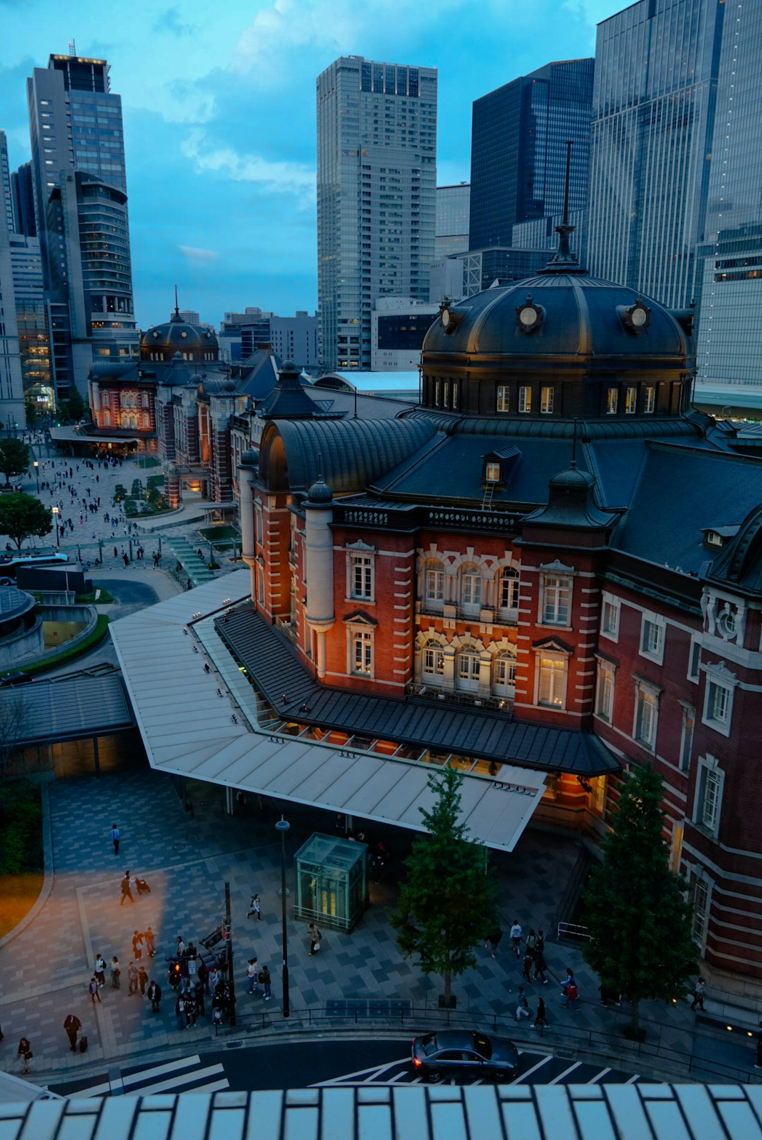 Nachtansicht des Bahnhofs Tokio mit umliegenden Wolkenkratzern