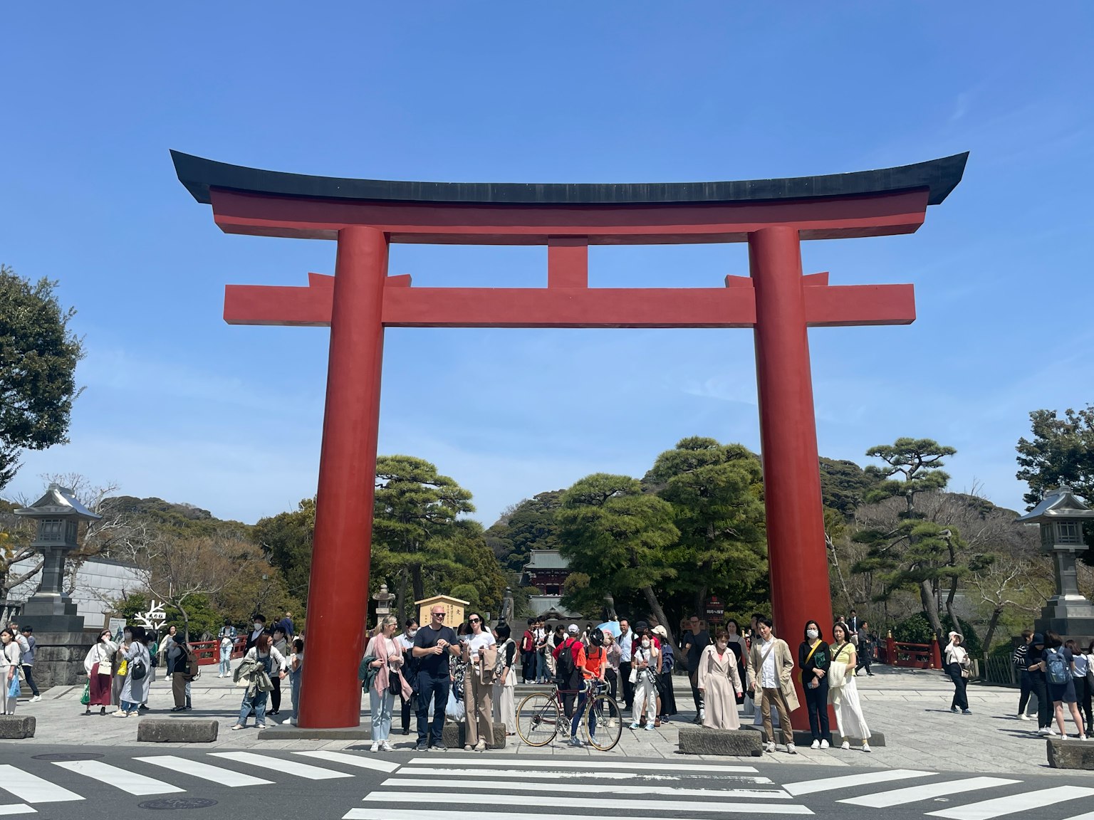 Puerta torii roja con una multitud de visitantes