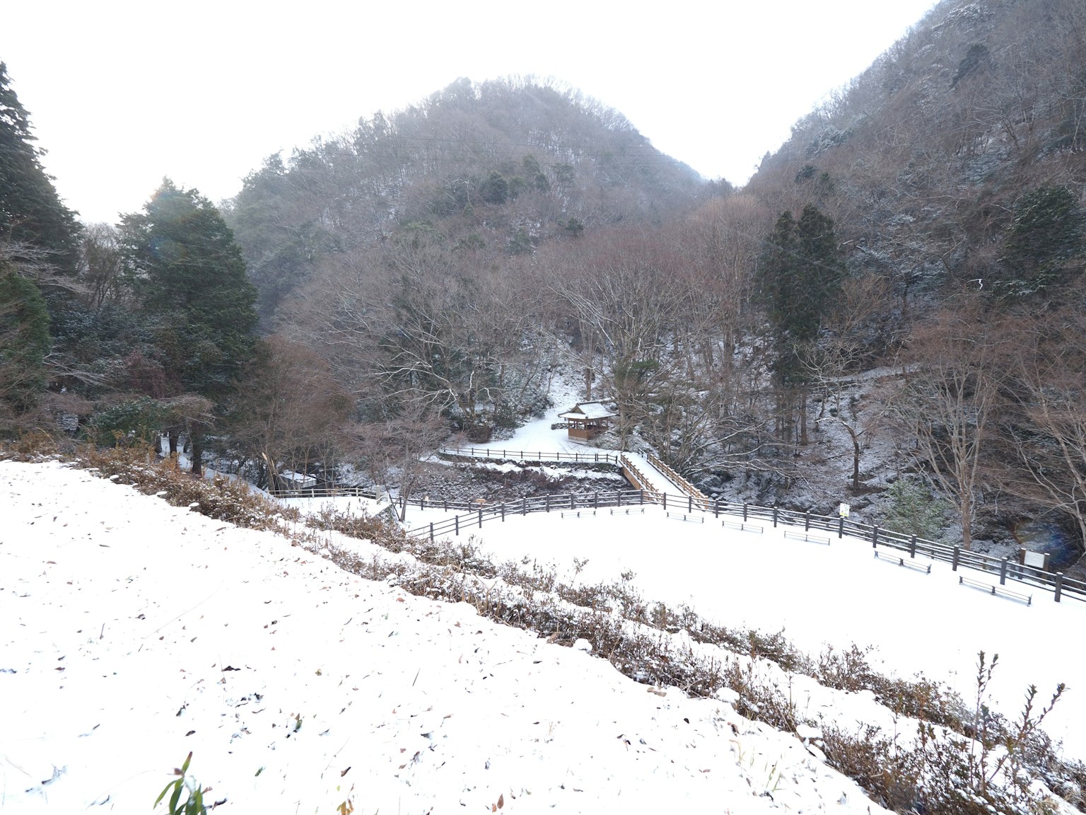 눈 덮인 산 풍경과 고요한 강