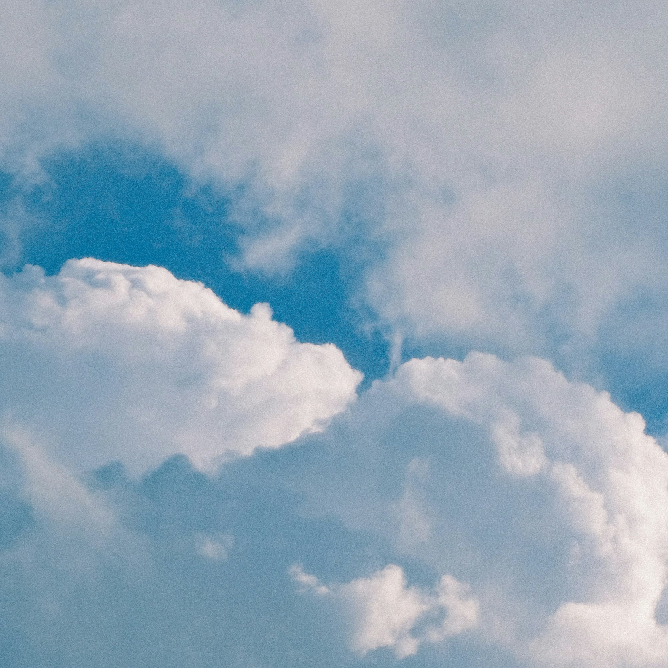 青空に浮かぶ大きな雲のある空
