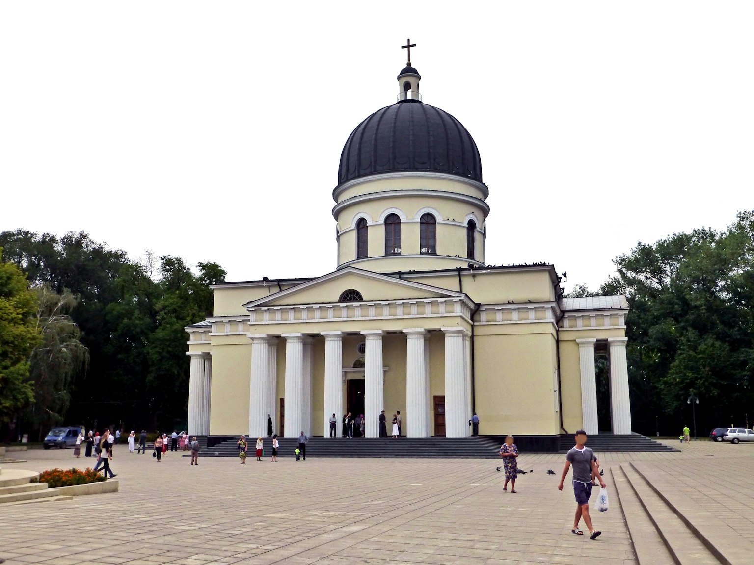 Extérieur d'une belle église avec un toit en dôme et des personnes sur la place