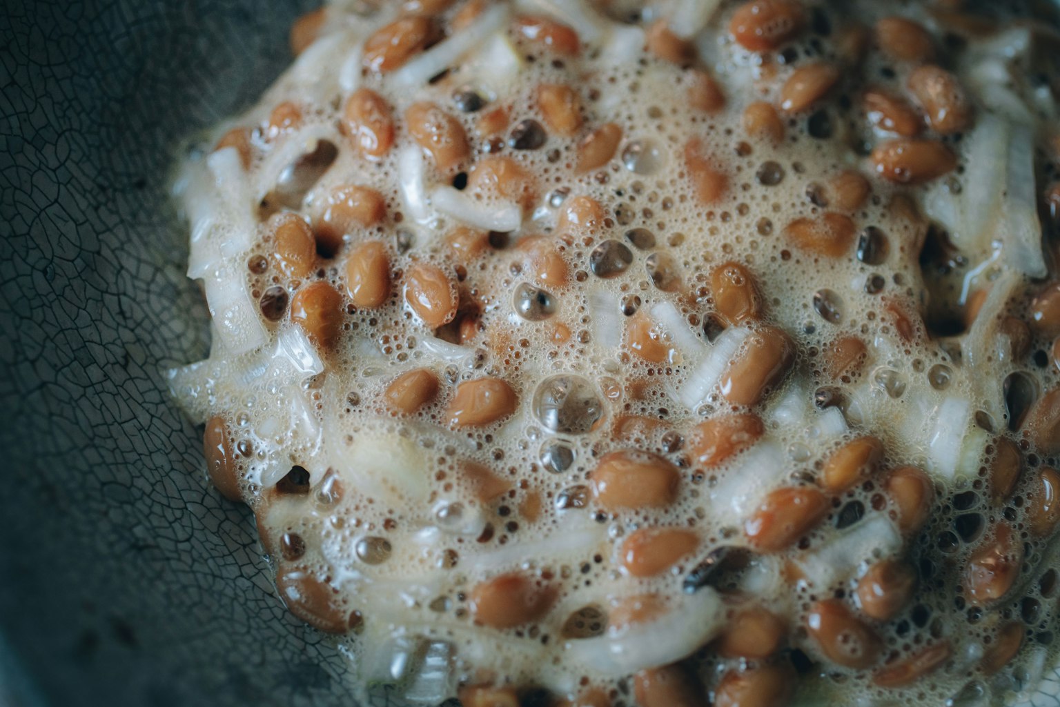 Cận cảnh natto sủi bọt trộn với cơm trắng