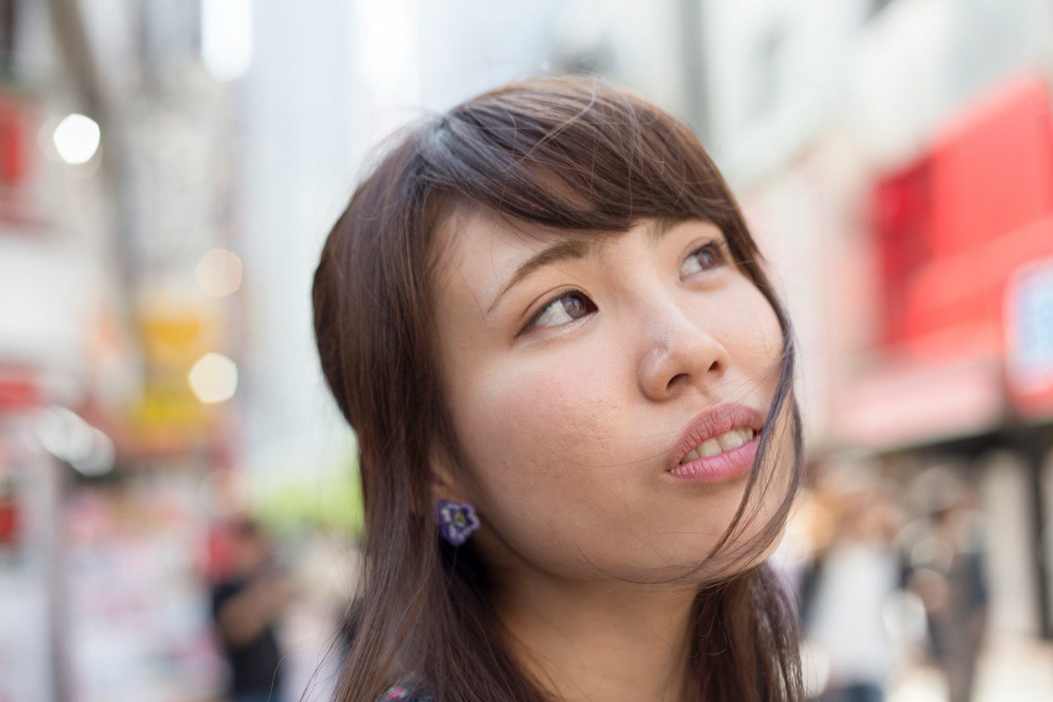 Portrait d'une femme réfléchissant dans la ville