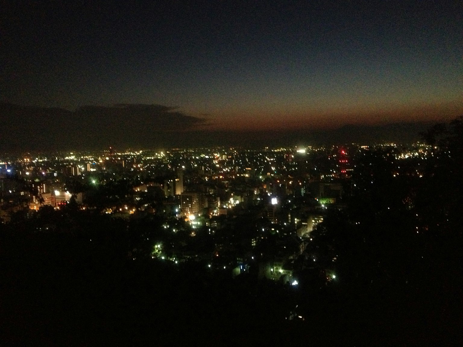 Vue nocturne de la ville avec des bâtiments illuminés et des lumières