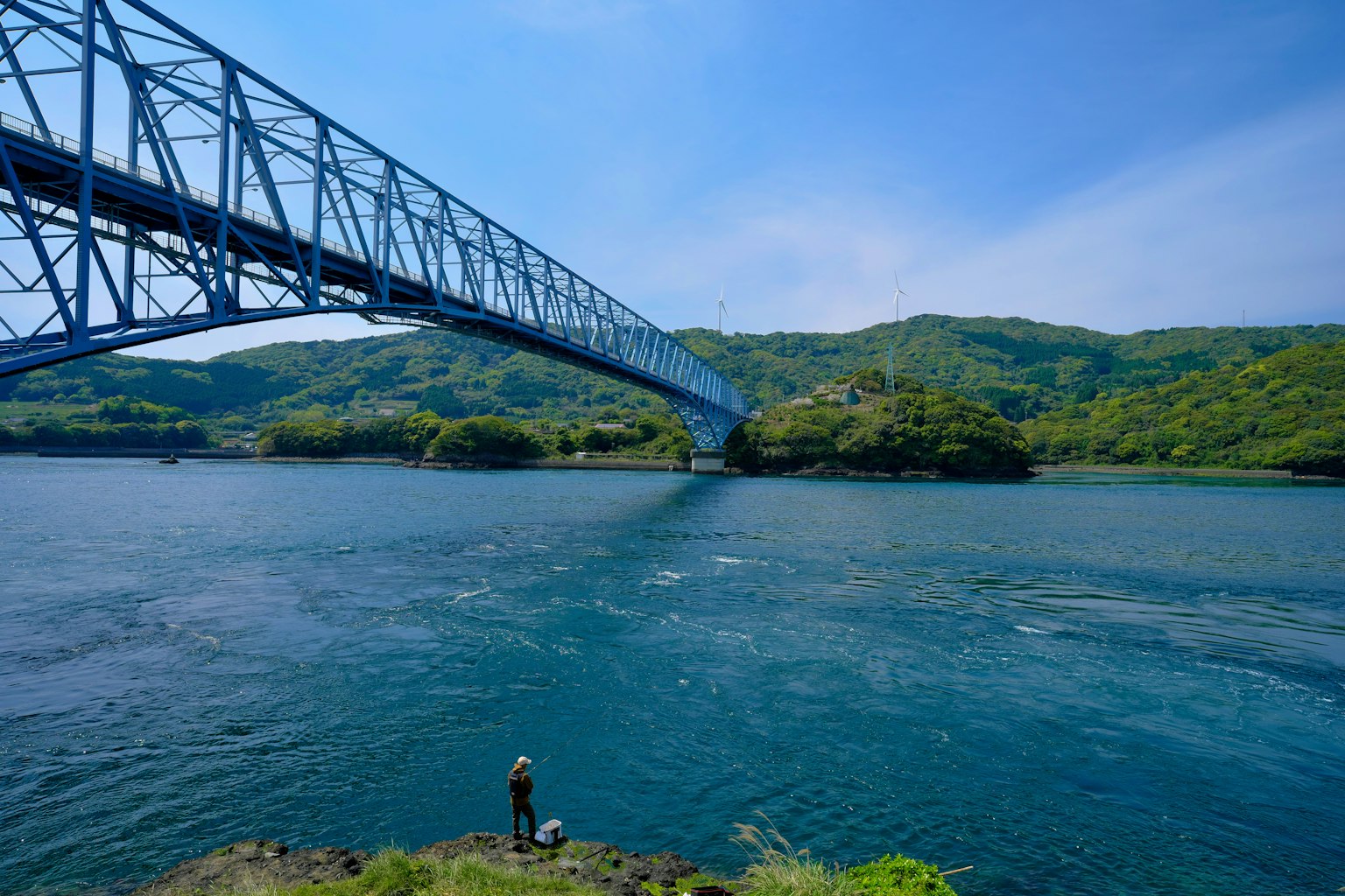 Pemandangan indah di bawah langit biru dengan jembatan cantik di atas sungai