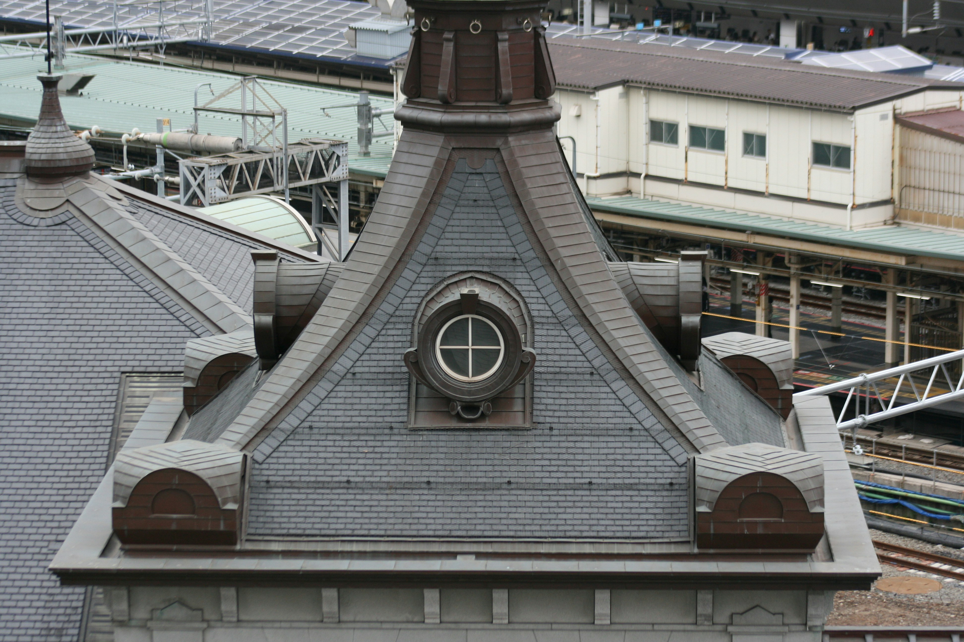 屋頂上帶圓頂時鐘的建築外觀