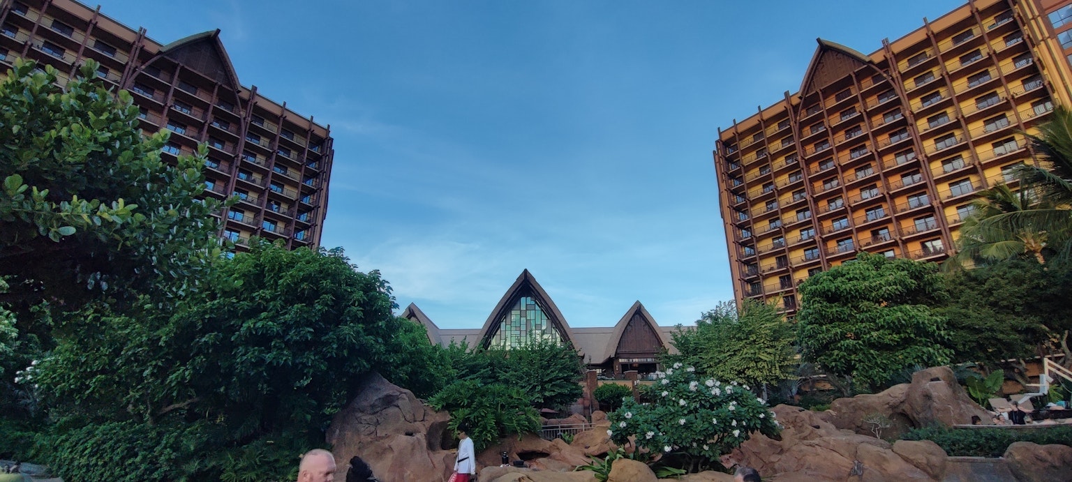 Panoramablick auf Resortgebäude inmitten üppiger Vegetation