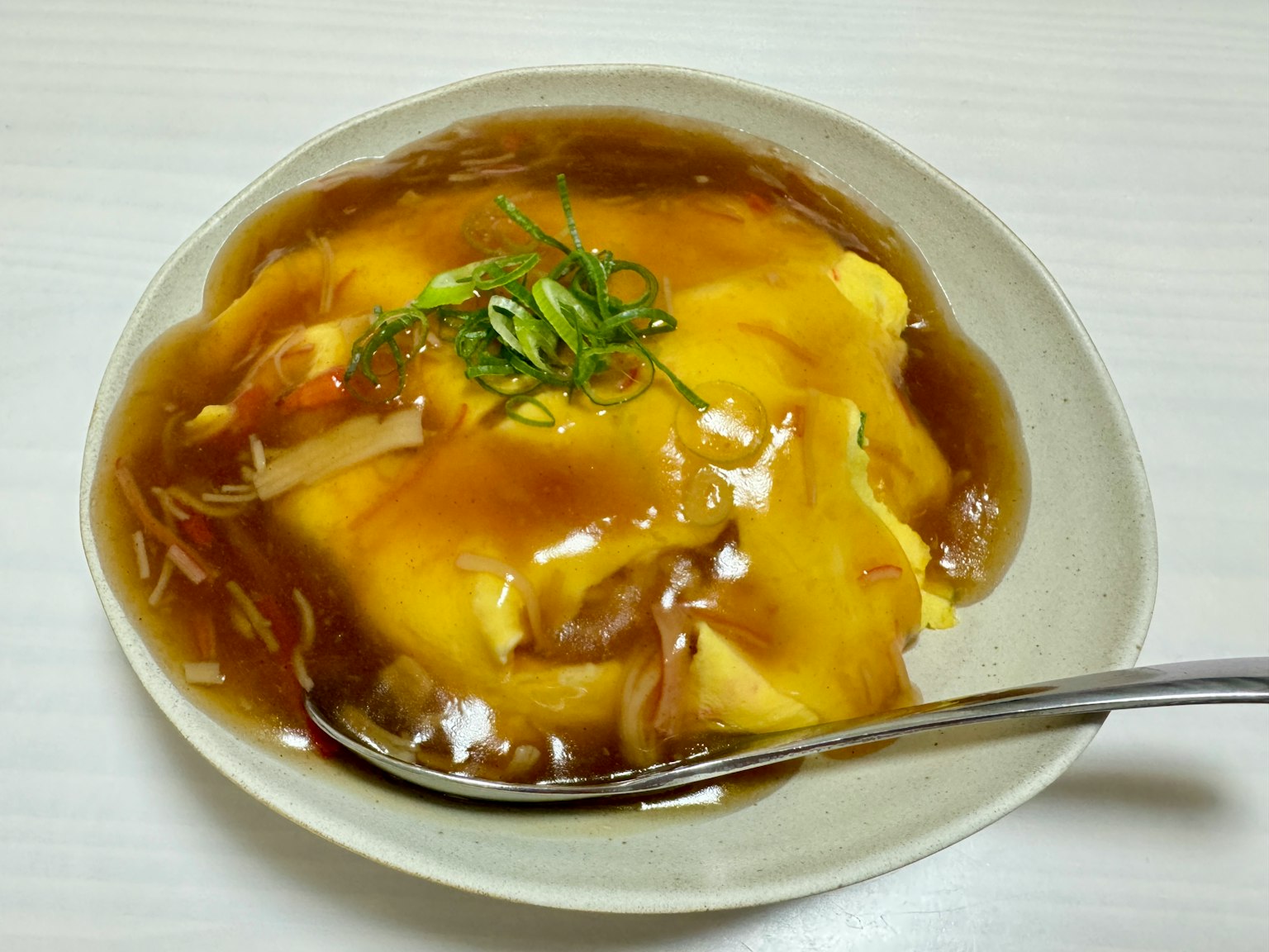 蛋包飯上面浇有肉汁和蔥