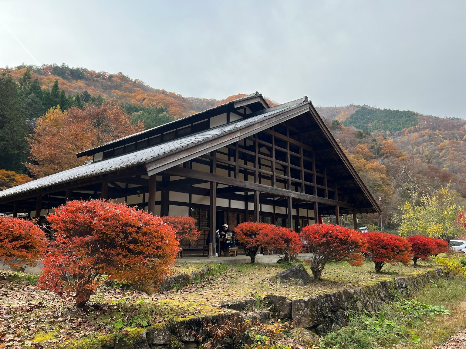 Maison japonaise traditionnelle entourée de feuillage d'automne