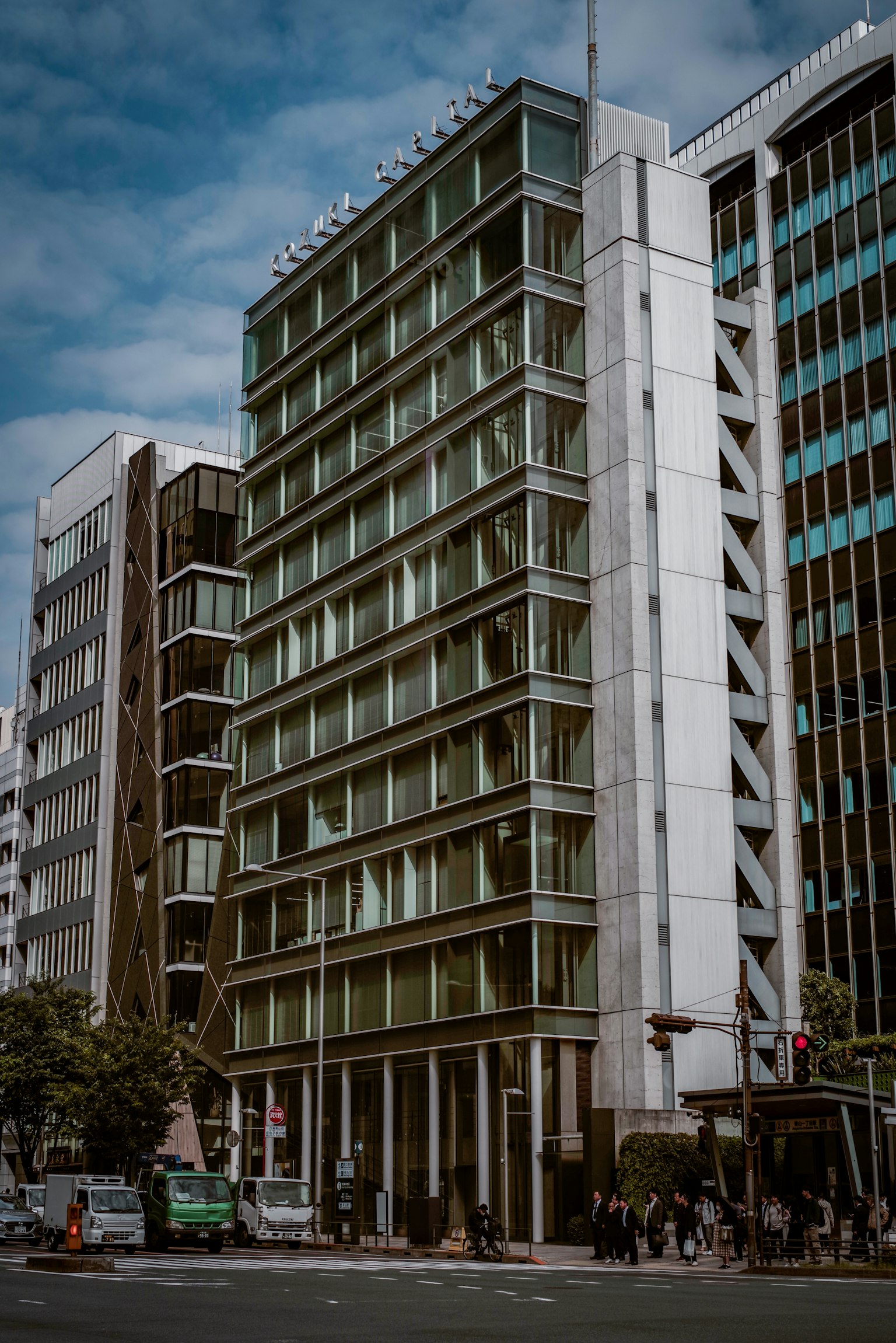 城市環境中現代辦公大樓的外觀